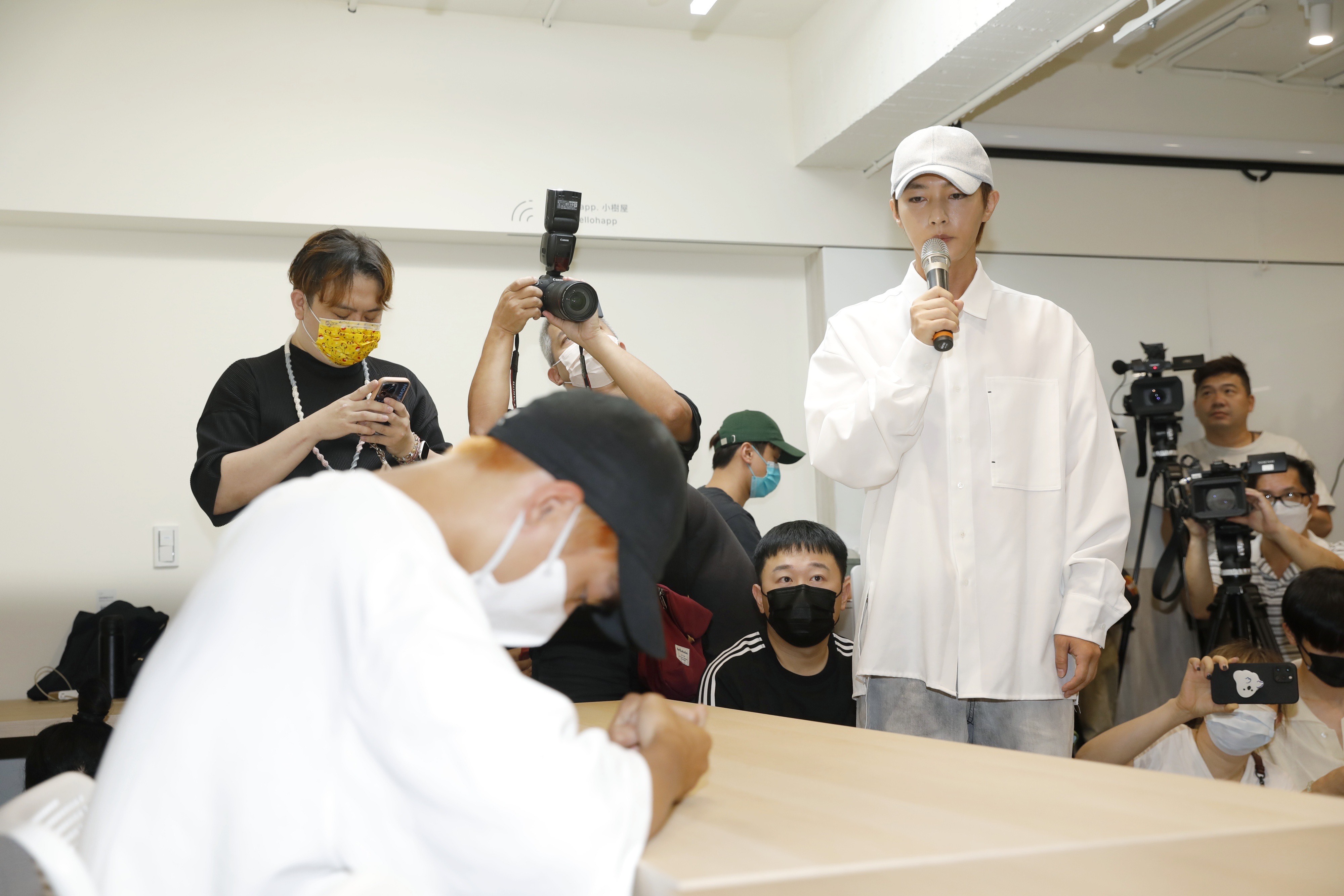 炎亞綸突現身記者會,讓耀樂來不及反應,全程低頭不願正視炎亞綸。