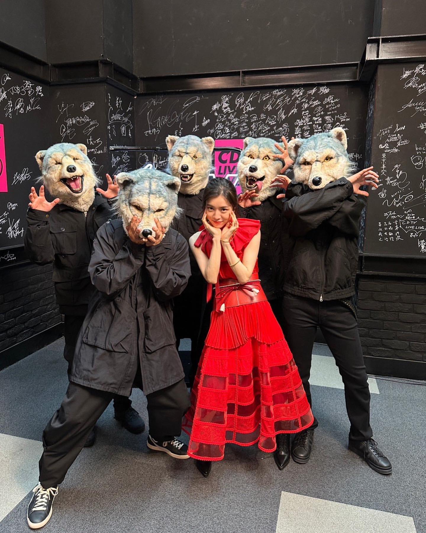 milet與日本狼人樂團MAN WITH A MISSION演唱《鬼滅之刃 刀匠村篇》主題曲〈絆ノ奇跡〉。（翻攝milet IG )