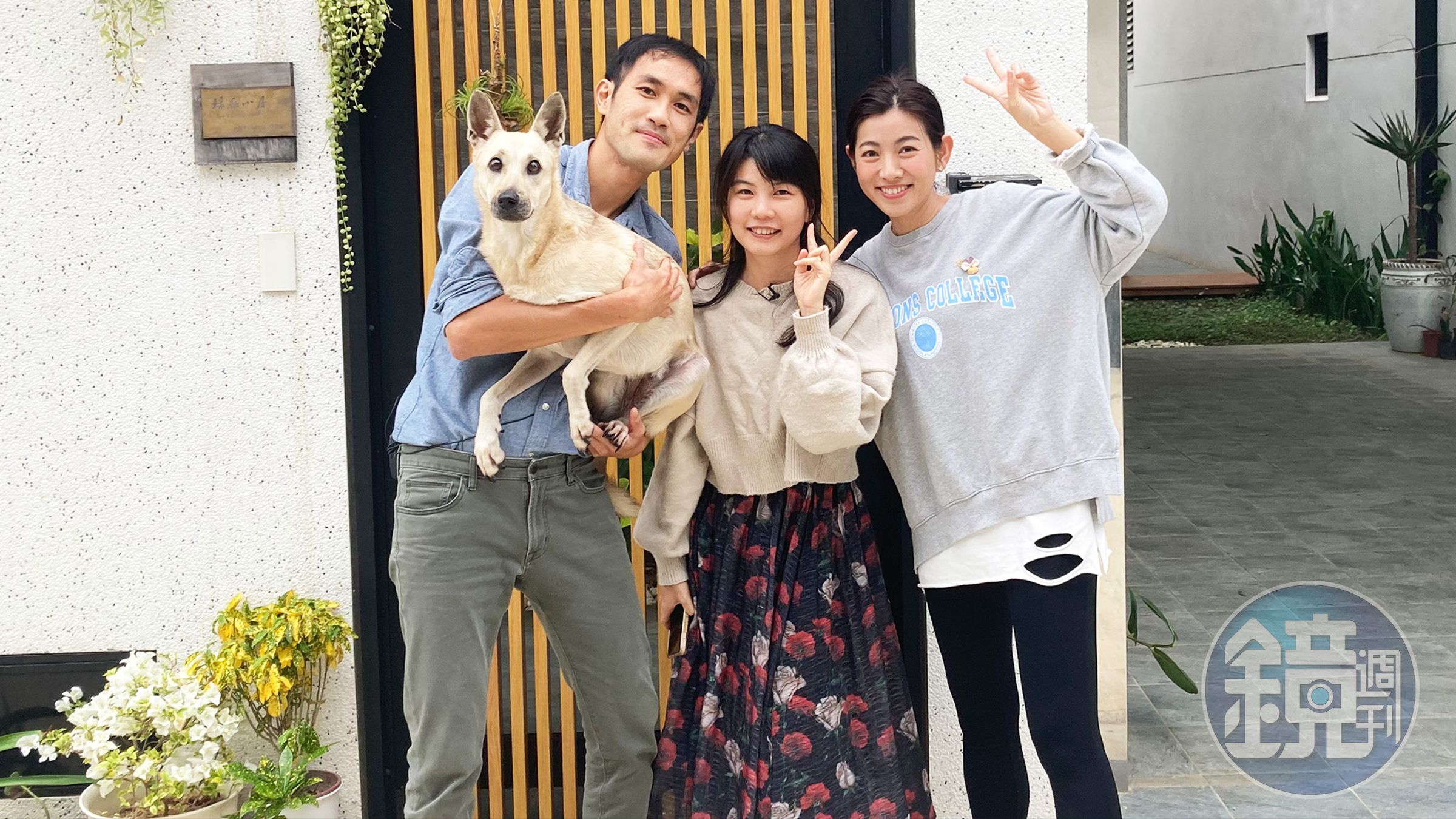 米可白(右)拜訪的呂昭言夫妻,家中飼養一隻可愛的米可斯犬。(公視提供)