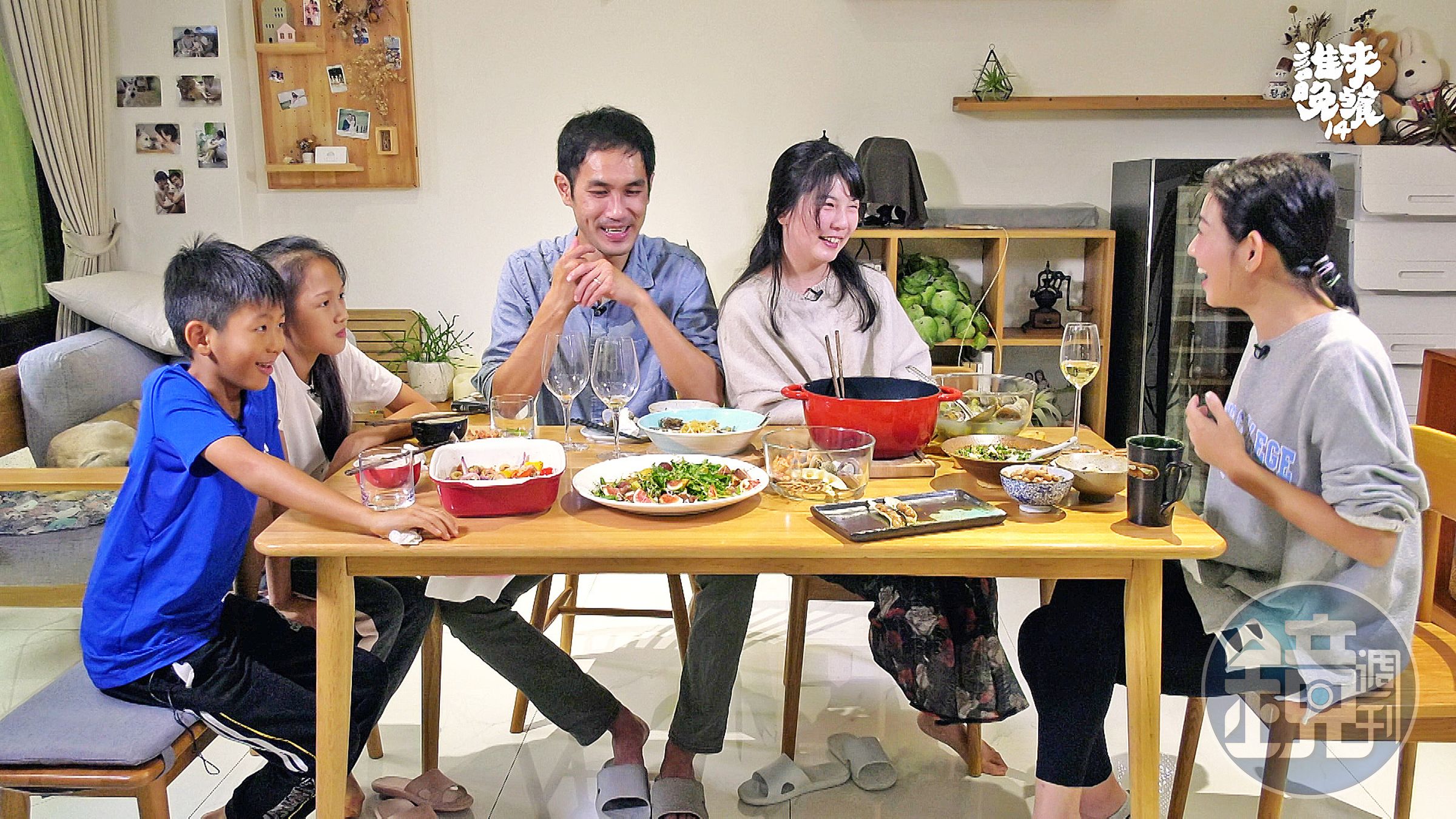 米可白(右)與《誰來晚餐14》醫師呂昭言(左三)一家共進晚餐。(公視提供)