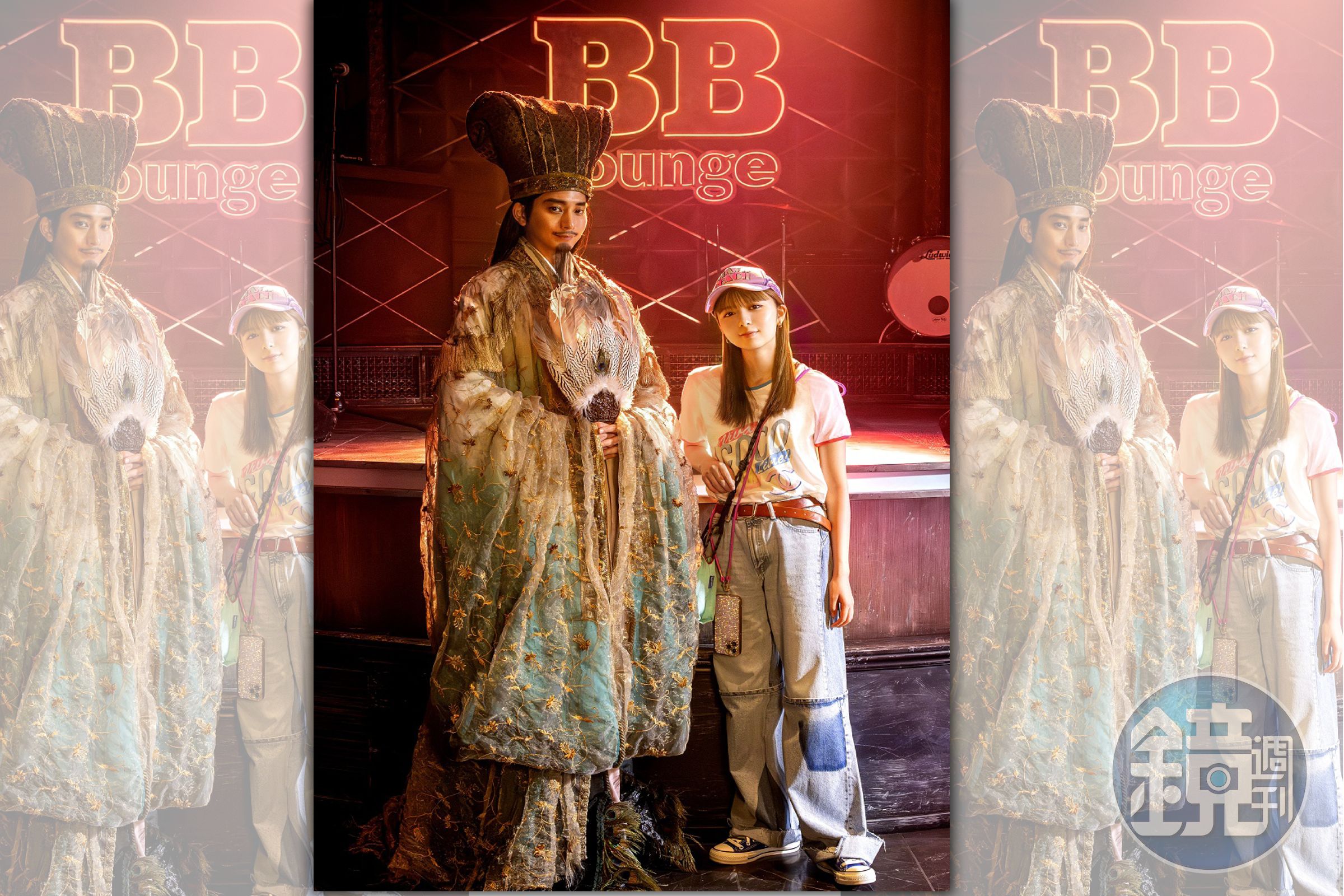 《派對咖孔明》女主角「月見英子」由日本女星上白石萌歌(右)演出,與飾演「諸葛孔明」的向井理(左)形成超萌身高差。(翻攝自Twitter@paripikoumei_cx)