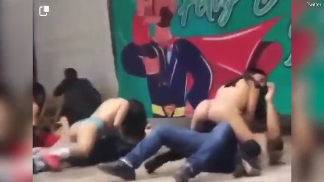 父親節活動請來脫衣舞孃，對爸爸們做出性暗示動作。（翻自《每日郵報》）
