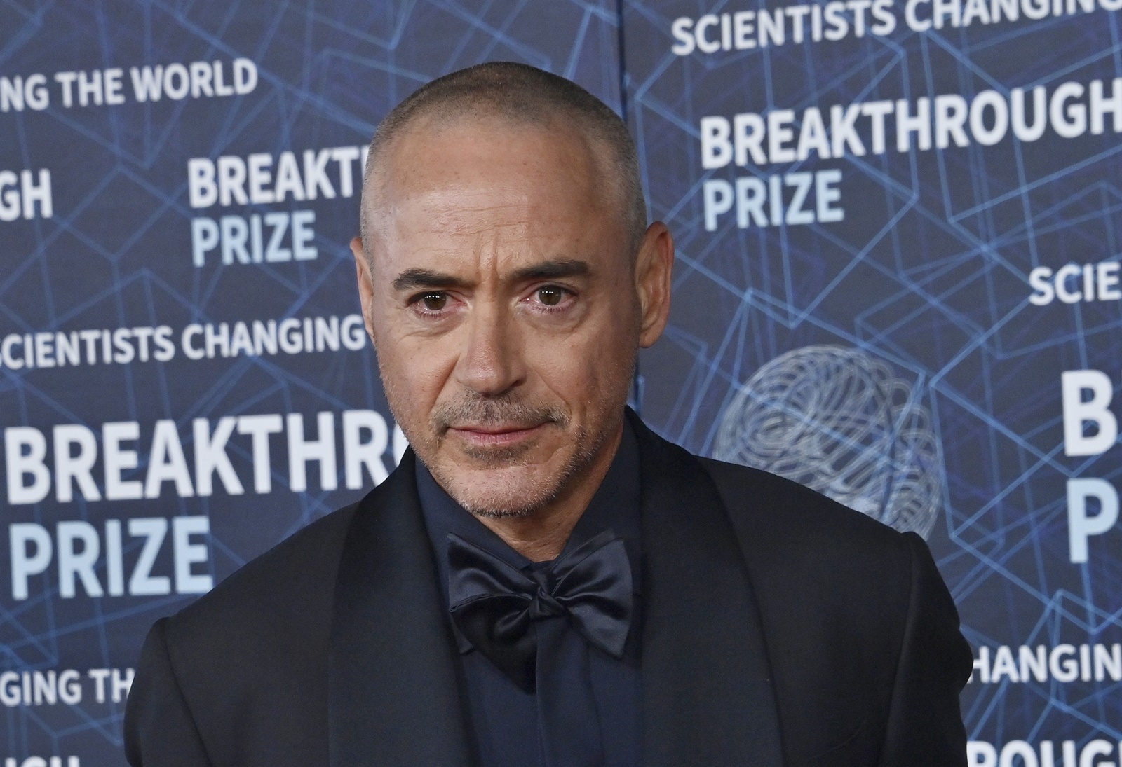 看到小勞勃道尼剃掉頭髮，還以為他剛剛坐牢出來，並不是，他是為了拍戲。（東方IC）