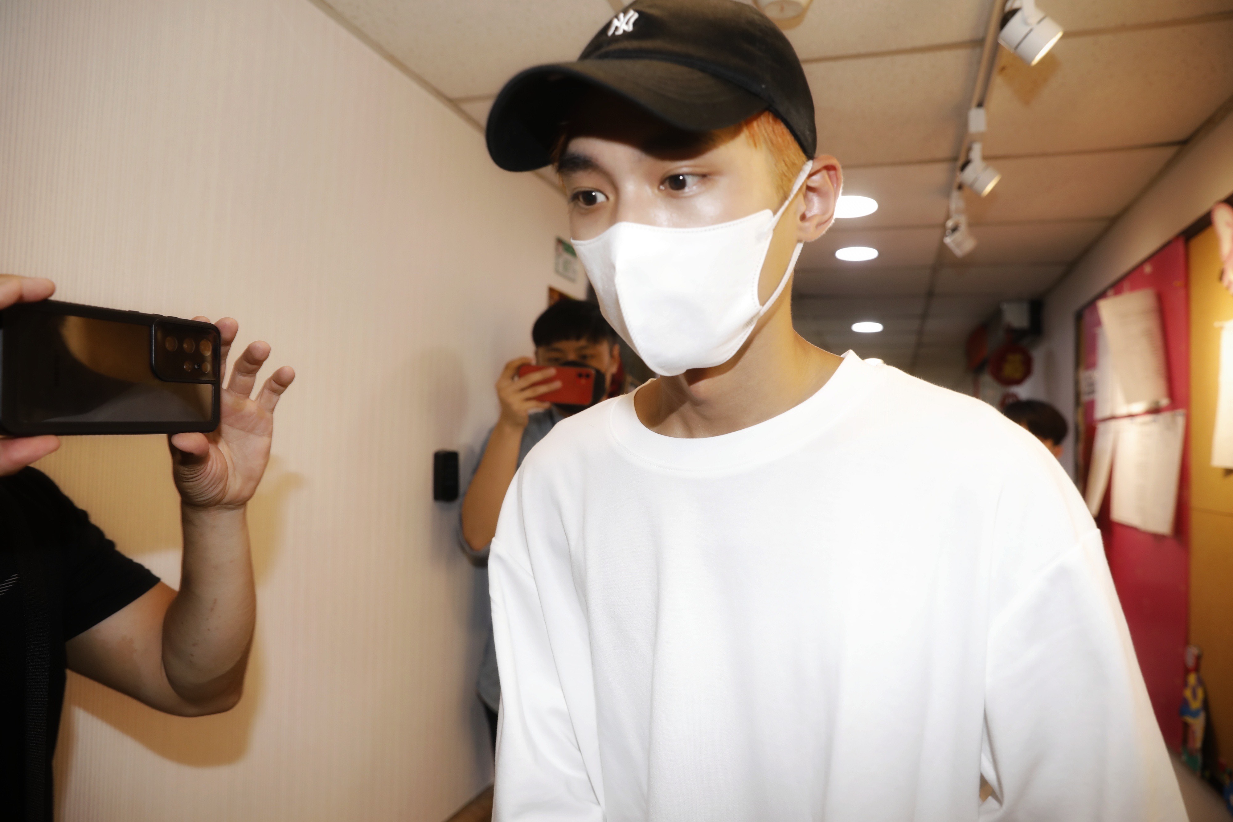 網紅「耀樂」今（21日）記者會上，被問到為何仍有聯絡的原因時，鬆口解釋是因為「我想試圖讓這件事看起來是好的」。