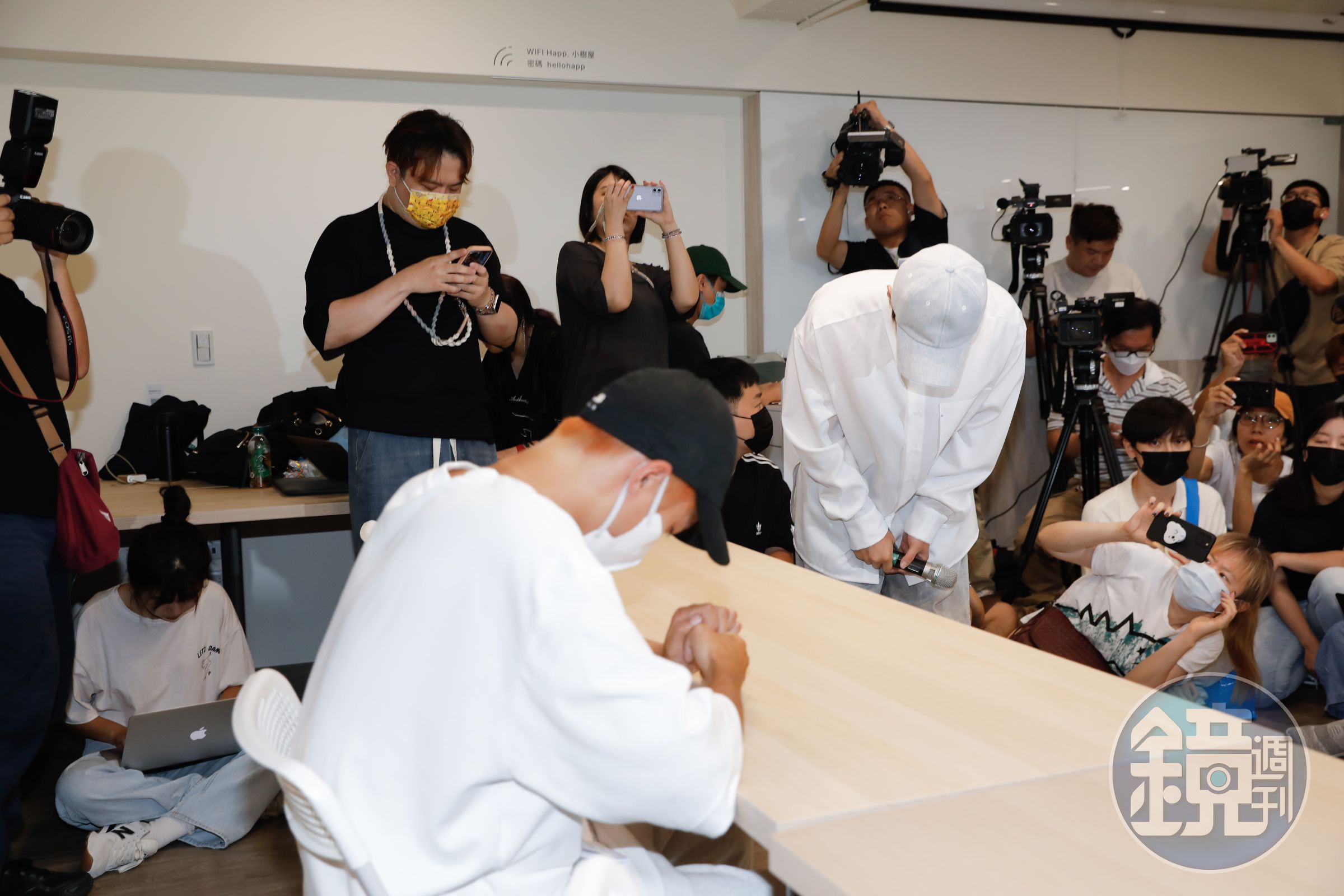 炎亞綸(鞠躬者)踩場把耀樂的記者會當自己的,結果挨批「沒品」「太荒謬」,以及被酸不愧是高流量男星。