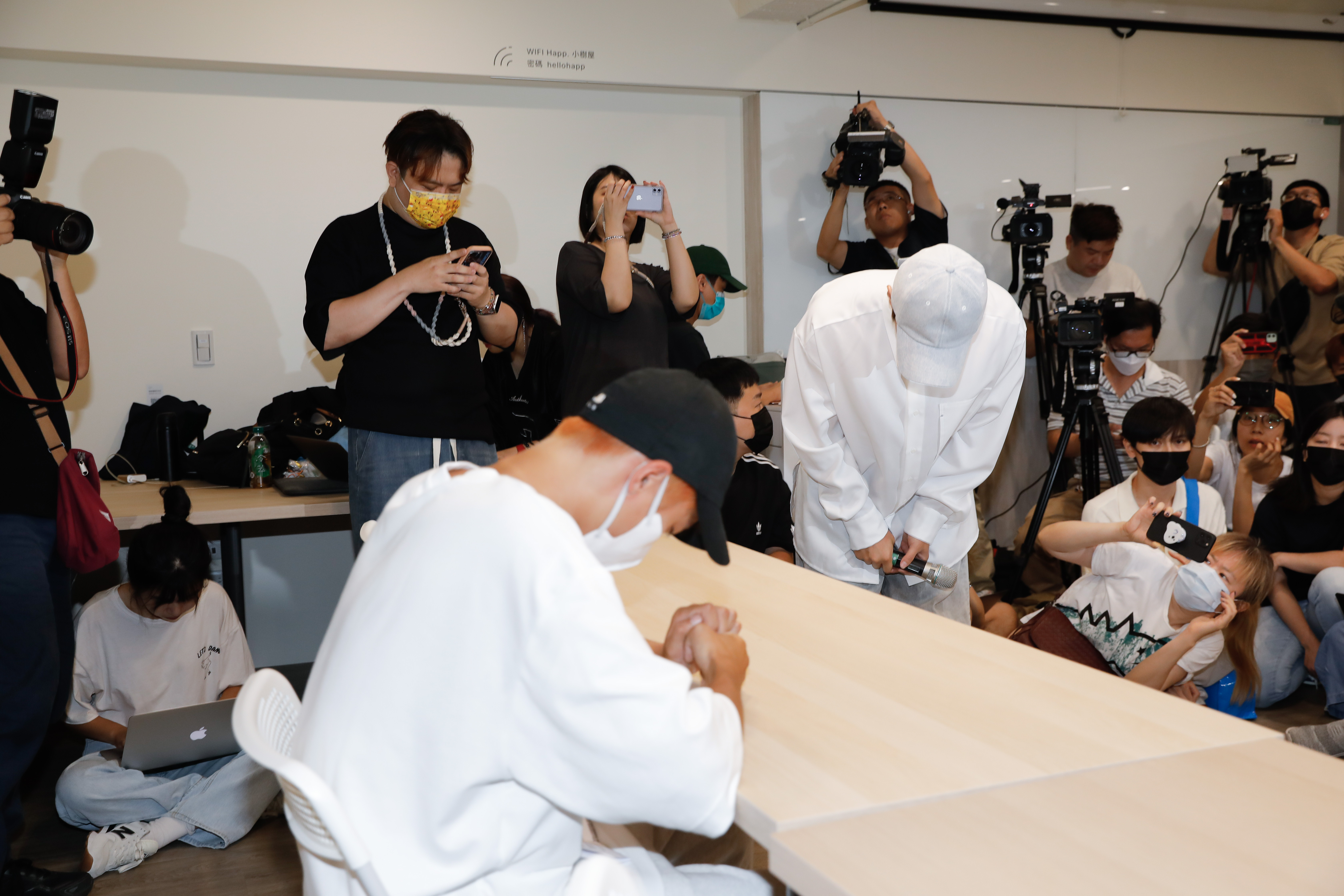 炎亞綸（鞠躬者）踩場把耀樂的記者會當自己的，結果挨批「沒品」「太荒謬」，以及被酸不愧是高流量男星。