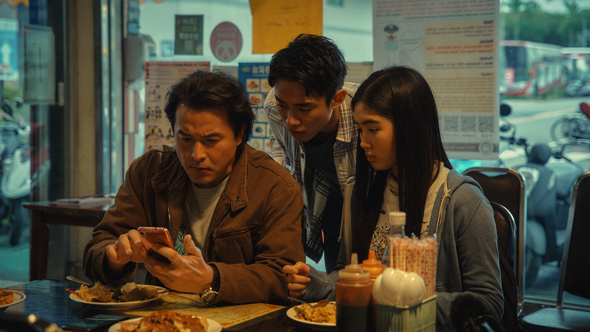 李銘順（左起）在戲裡與新生代演員初孟軒、雷嘉汭攜手調查案件。（鏡文學提供）