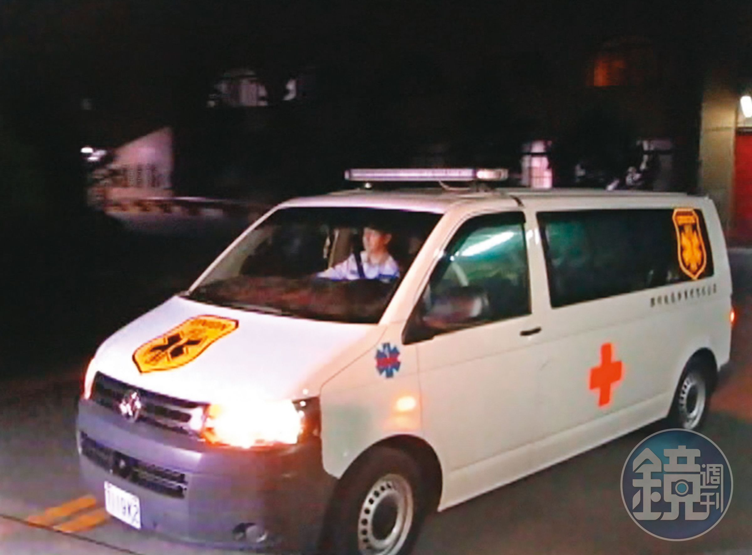 槍決時歷經3度卡彈的黃賢正伏法後，屍體被救護車載出看守所。（東森新聞提供）