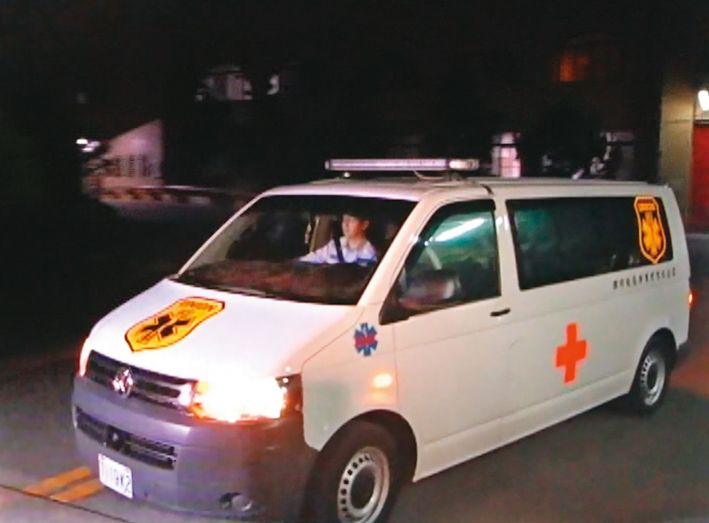 槍決時歷經3度卡彈的黃賢正伏法後，屍體被救護車載出看守所。（東森新聞提供）