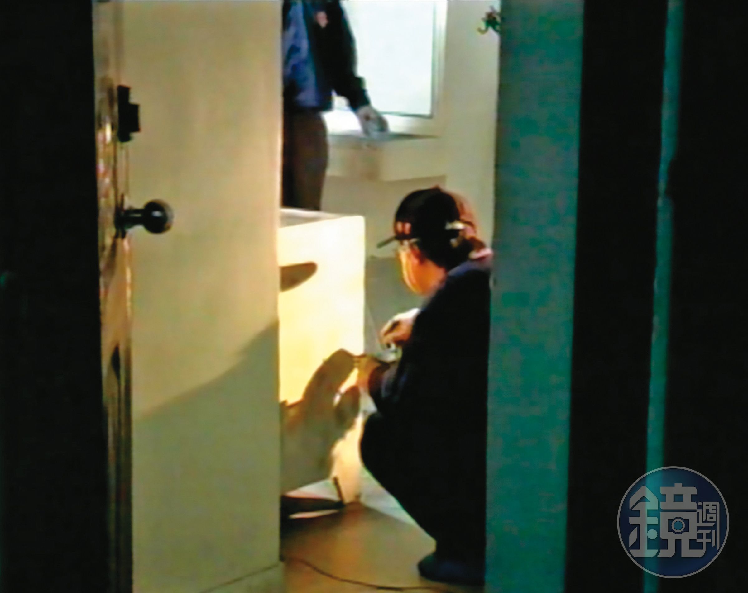 洪女在出租套房遭殺害,警方獲報前往現場蒐證。(東森新聞提供)