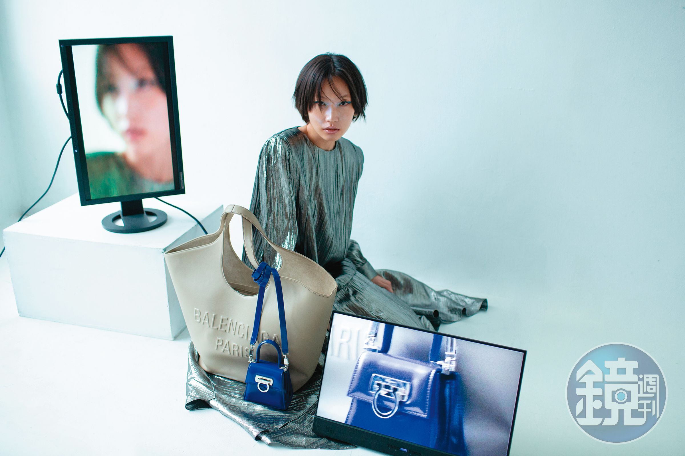 （後）Mary-Kate裸色托特包 NT$83,100 by BALENCIAGA／（前）寶藍色超迷你Top Handle手提包 NT$67,900 by FERRAGAMO／銀色泡泡袖洋裝 NT$205,700 by GUCCI