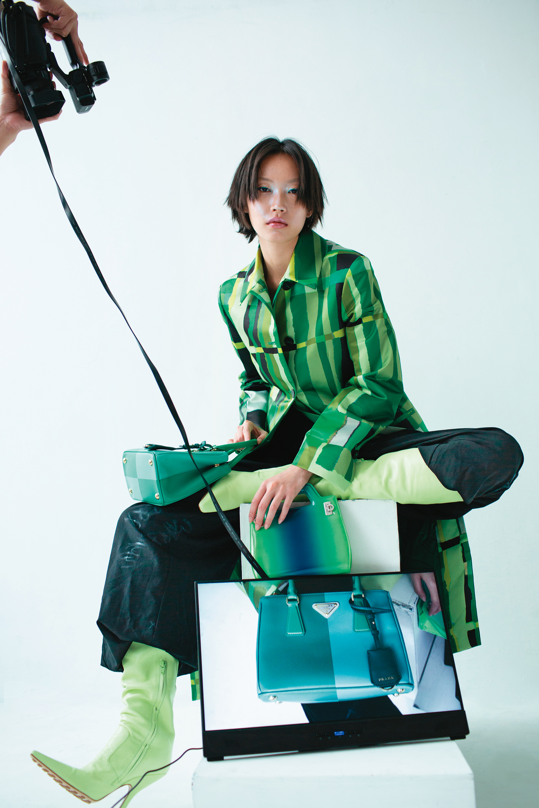 （右上）藍綠漸層迷你Wanda手提包 NT$72,900 by FERRAGAMO／（左、右下）小號Galleria Saffiano皮革特別版手袋 NT$240,000 by PRADA／綠色格紋大衣 NT$87,900 by FERRAGAMO／黑色寬版長褲 價格店洽 by BALENCIAGA／淡綠色尖頭皮靴 價格店洽 by BOTTEGA VENETA