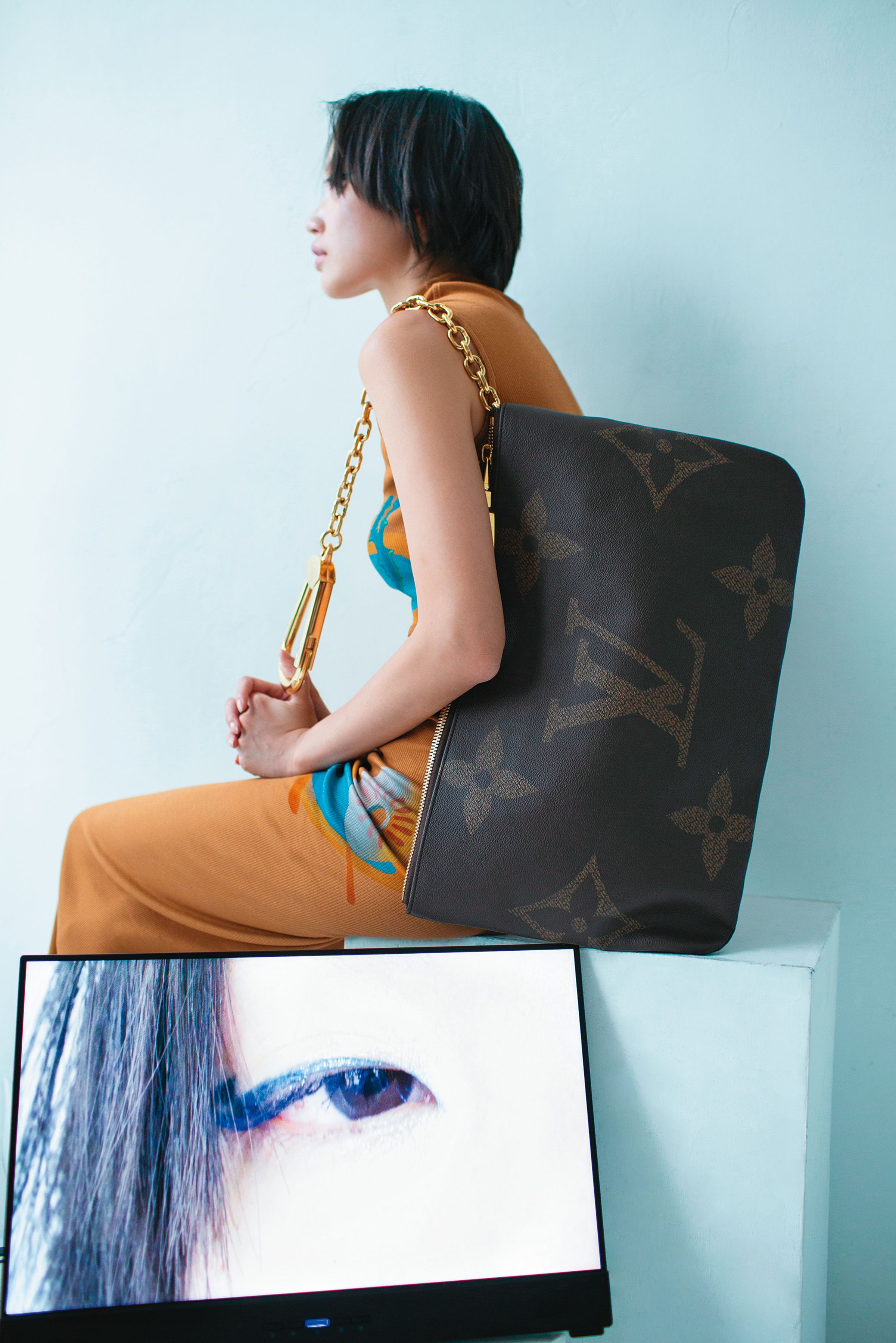 放大版零錢包造型肩背包 價格店洽 by LOUIS VUITTON／棉質Maruja Mallo無肩帶洋裝 NT$42,000 by LOEWE