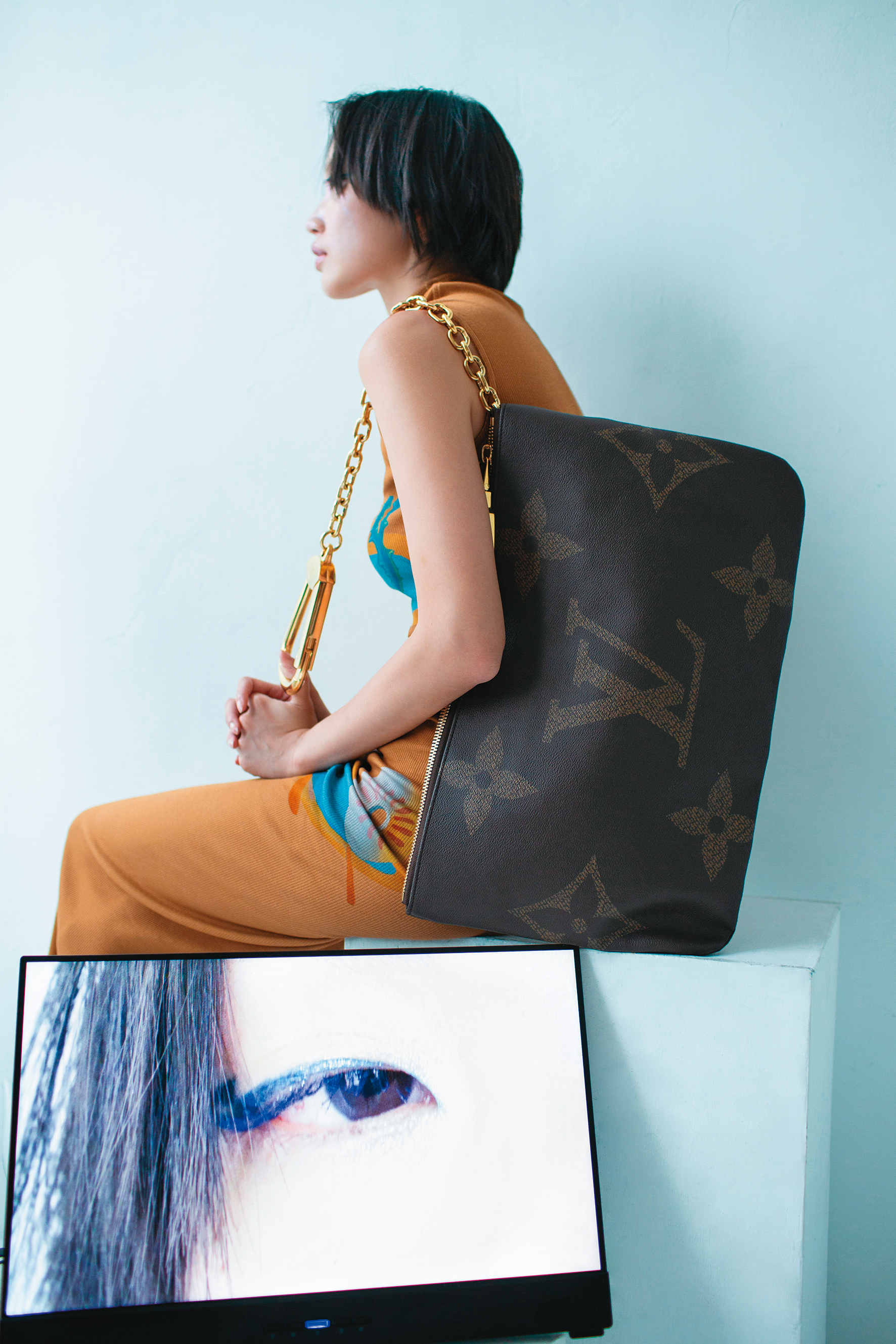 放大版零錢包造型肩背包 價格店洽 by LOUIS VUITTON／棉質Maruja Mallo無肩帶洋裝 NT$42,000 by LOEWE