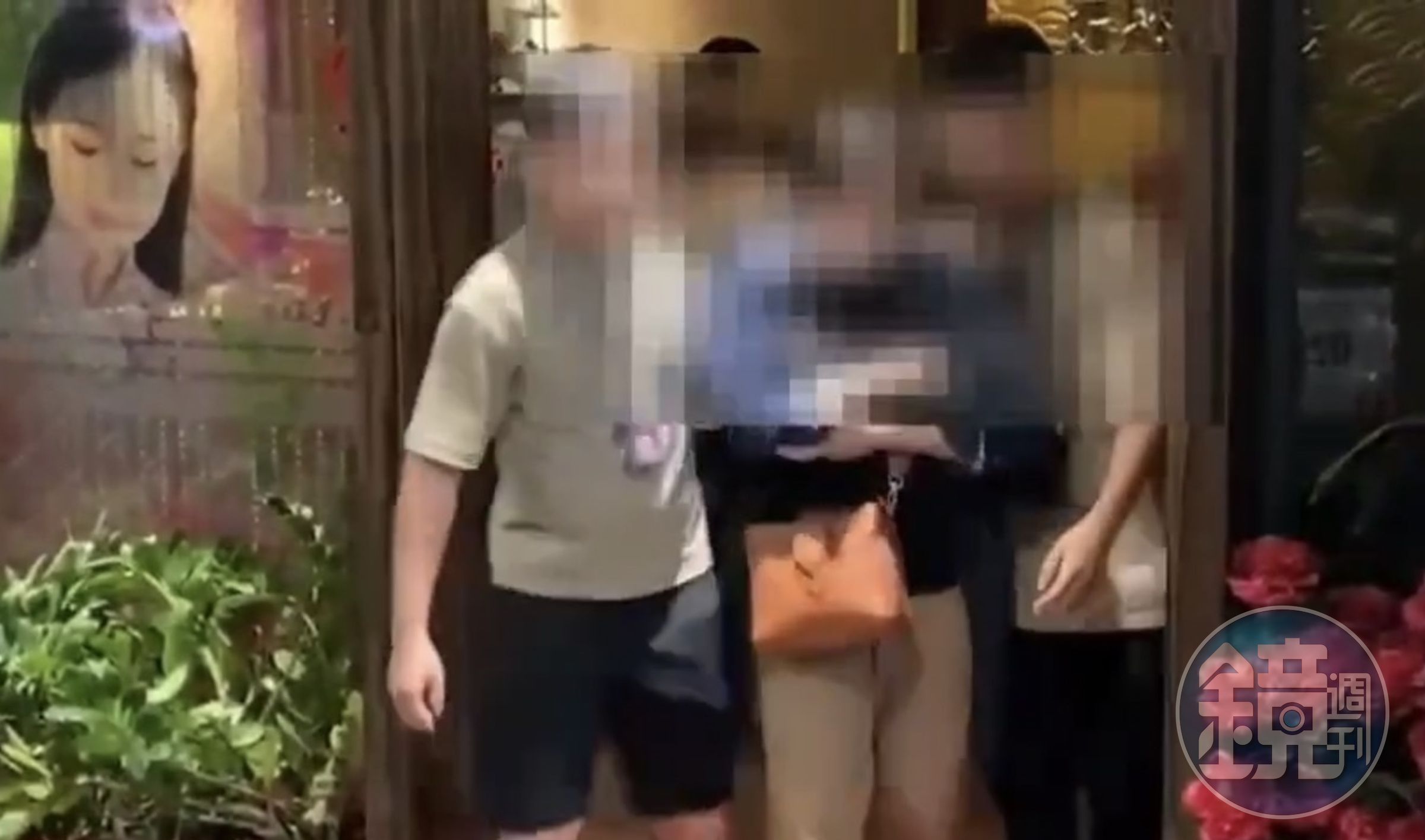 警方將相關人及證物帶回警局偵辦。(翻攝畫面)