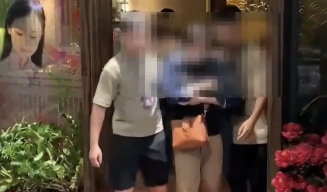 警方將相關人及證物帶回警局偵辦。（翻攝畫面）