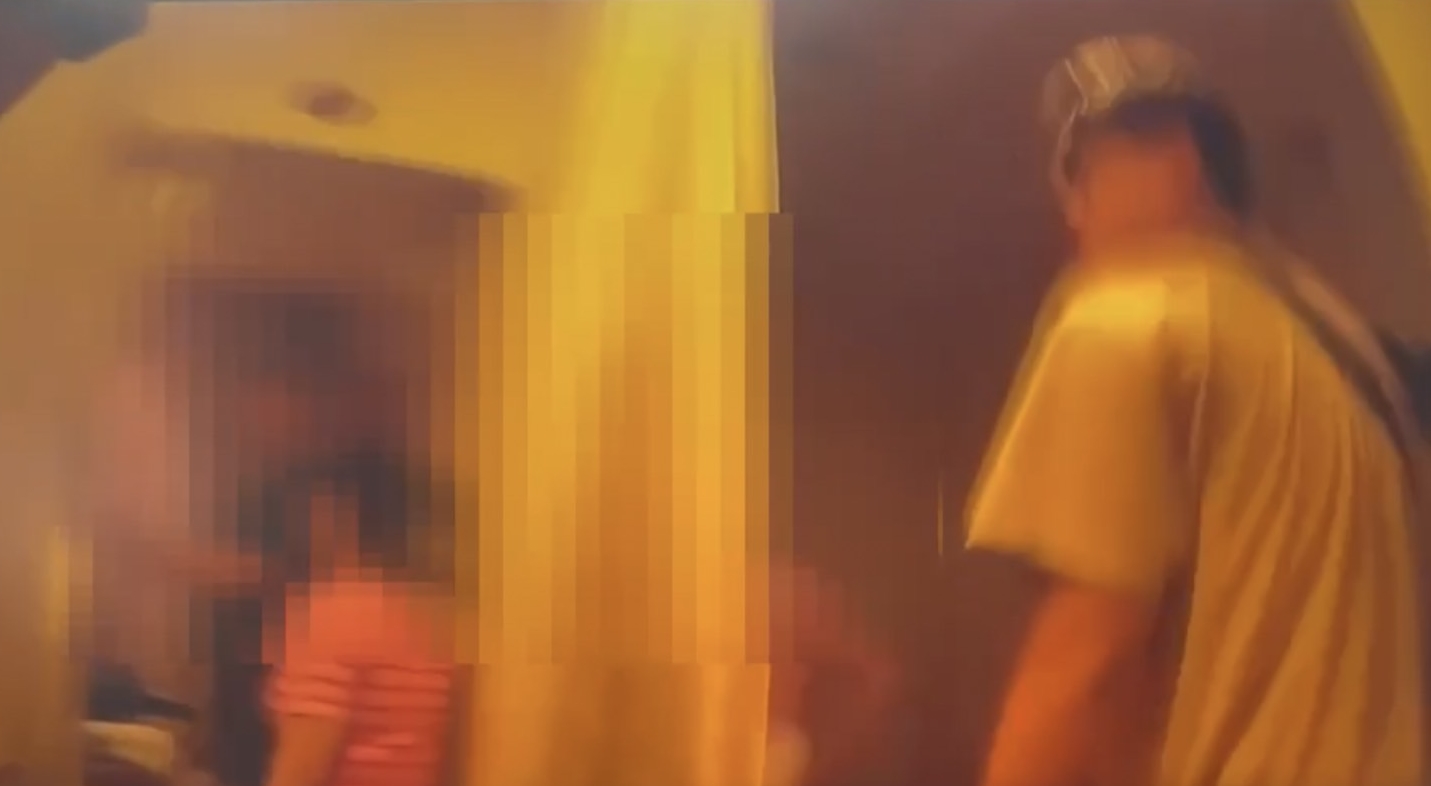 警方攻堅越南籍按摩店，當場查獲一對男女正在從事性交易。（翻攝畫面）