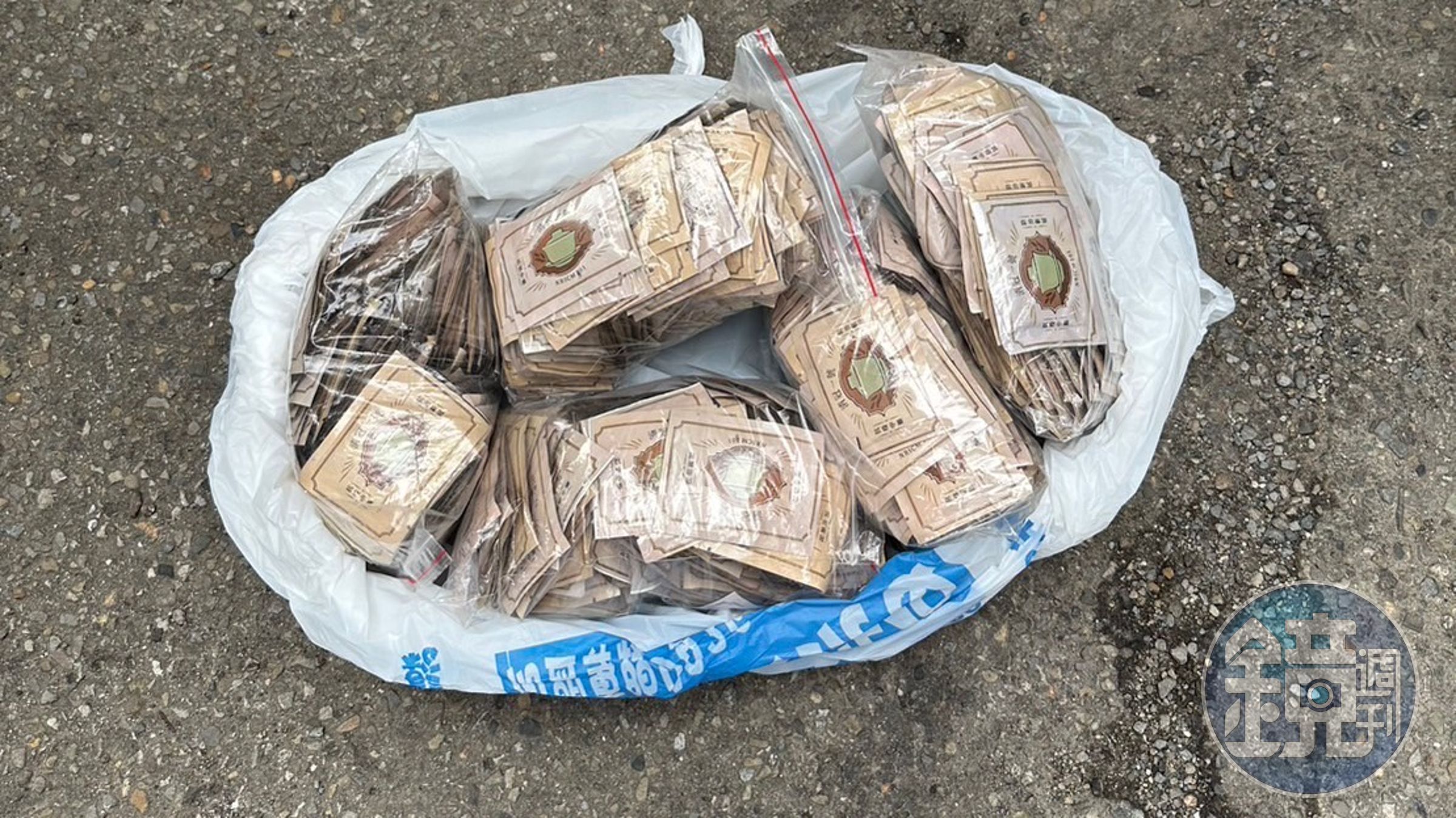警方當場查扣多達500包安非他命即溶包。 (翻攝畫面)