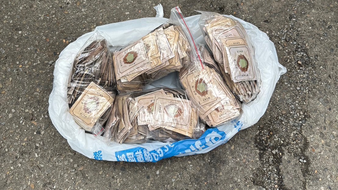 警方當場查扣多達500包安非他命即溶包。 （翻攝畫面） 