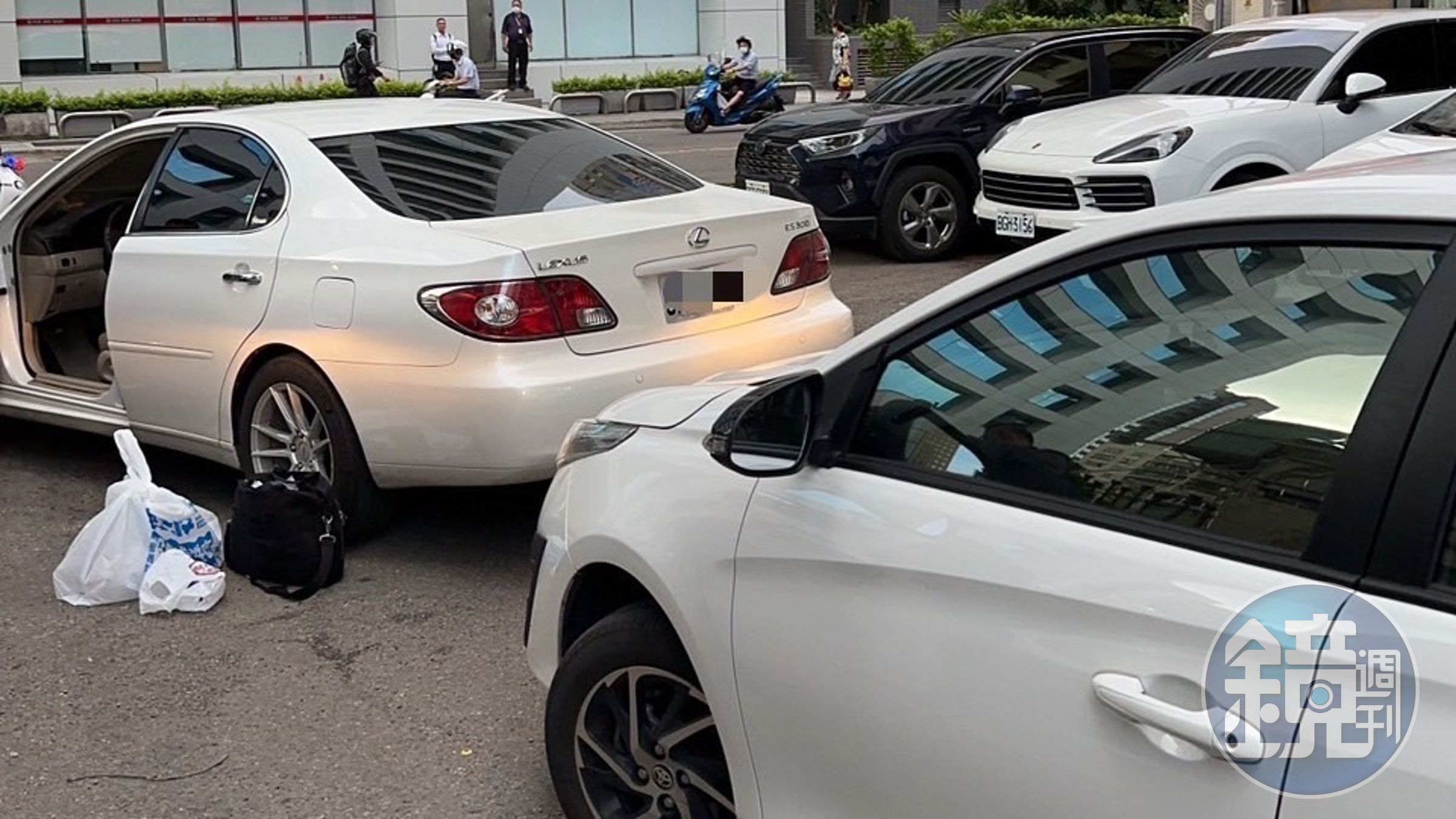 優勢警力在停車場攔下林男車輛,順利將林、陳兩人制伏逮捕。(翻攝畫面)