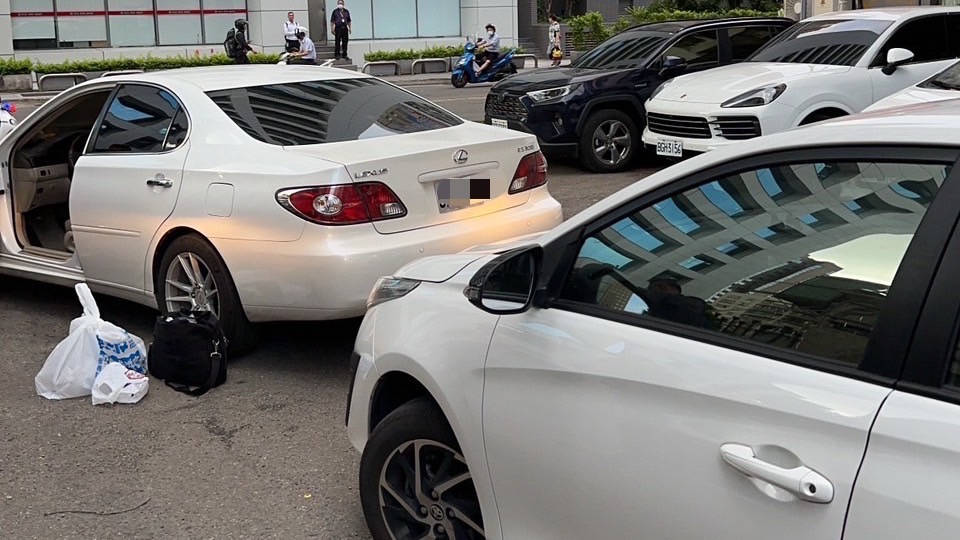 優勢警力在停車場攔下林男車輛，順利將林、陳兩人制伏逮捕。（翻攝畫面）