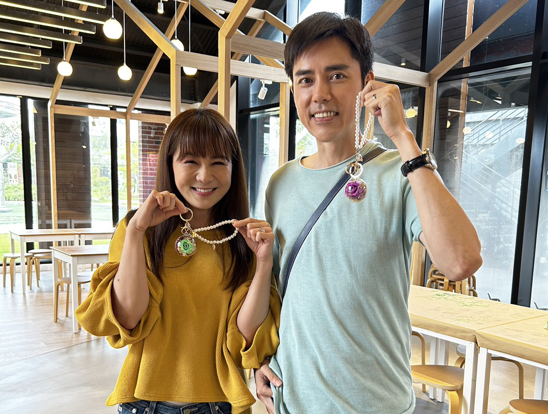 游詩璟（左）和丁力騏體驗手做樂趣。（台視提供）