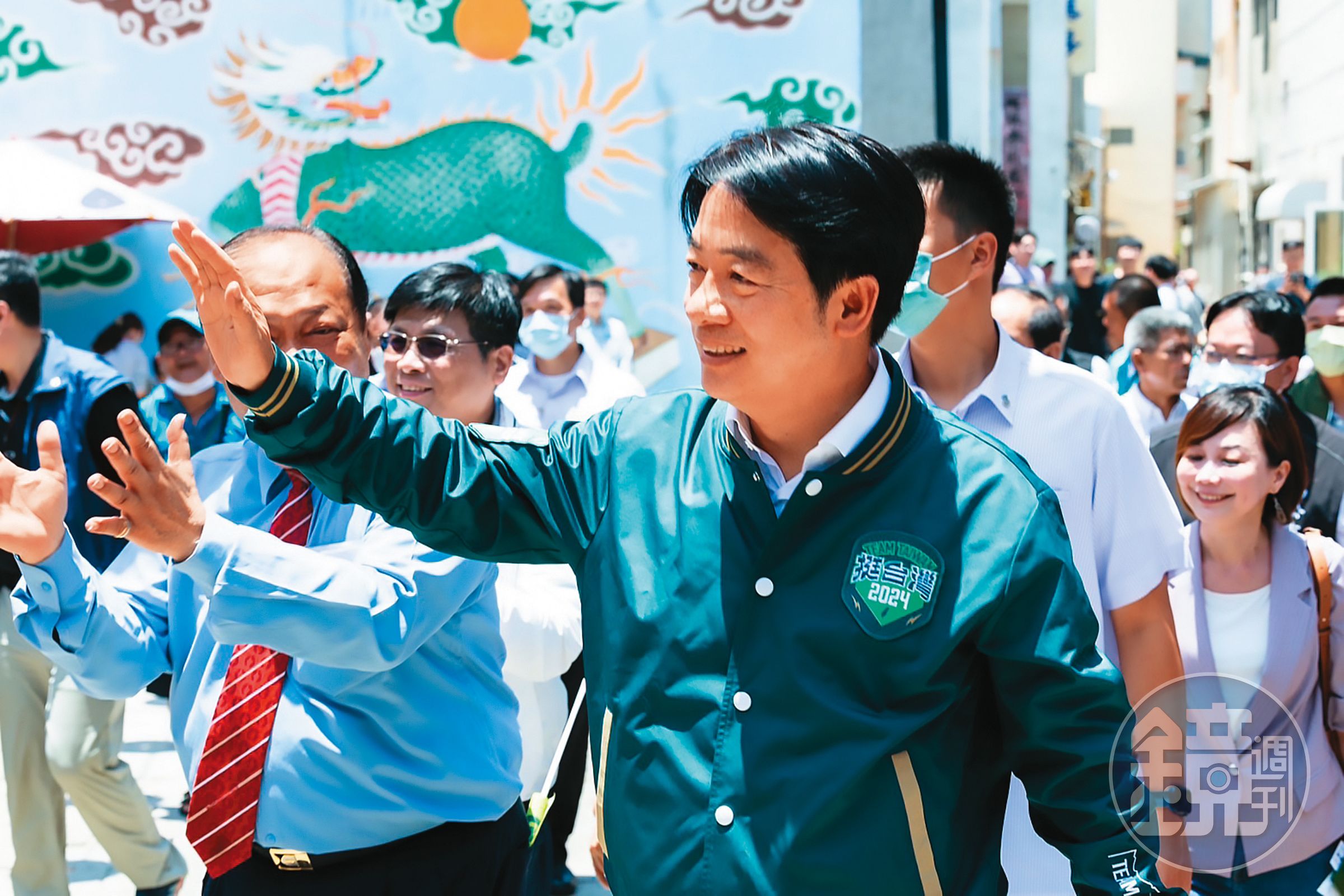 賴清德募款小物日前首度亮相,結合他的興趣,設計成棒球外套的模樣。(賴清德團隊提供)