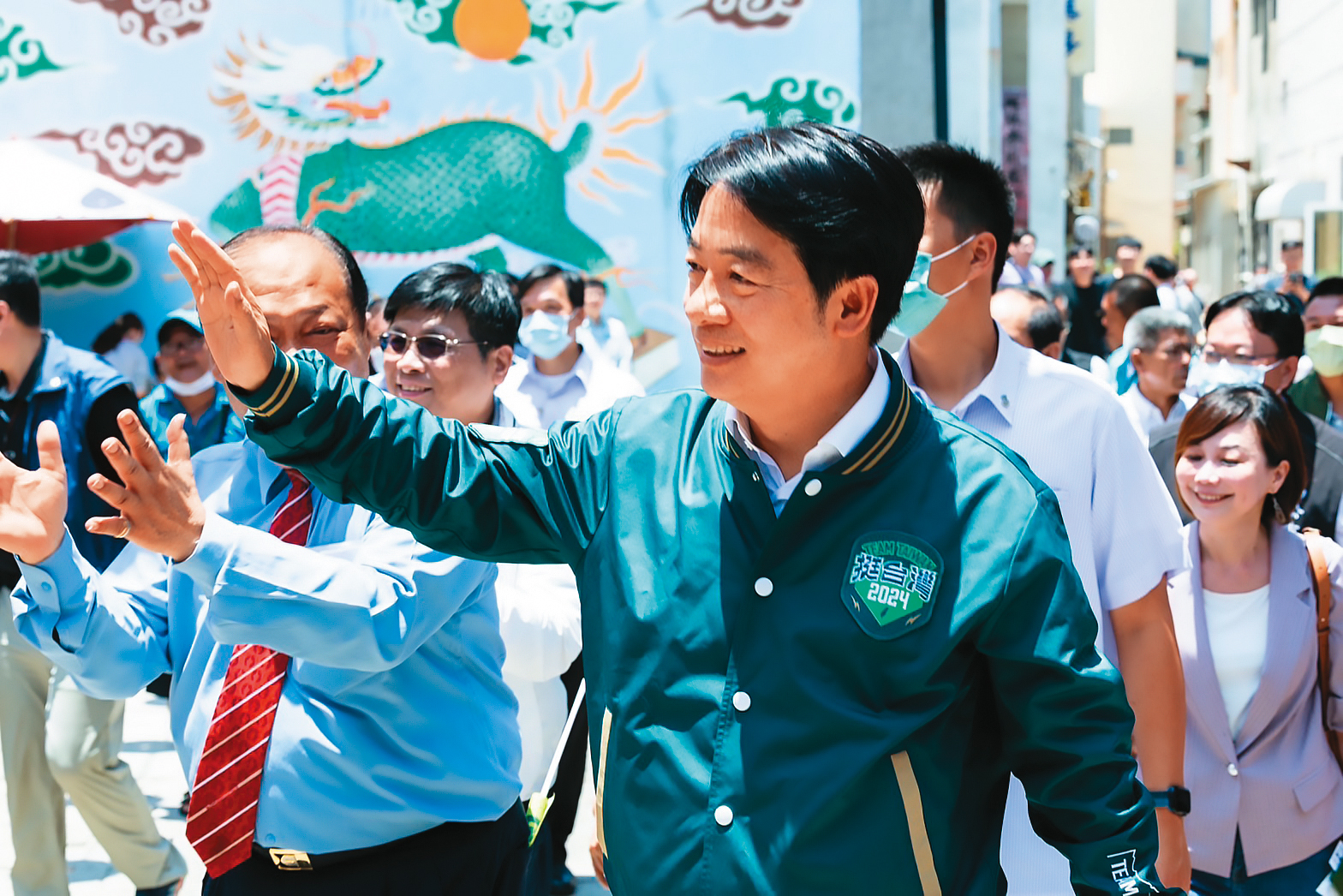 賴清德募款小物日前首度亮相，結合他的興趣，設計成棒球外套的模樣。（賴清德團隊提供）