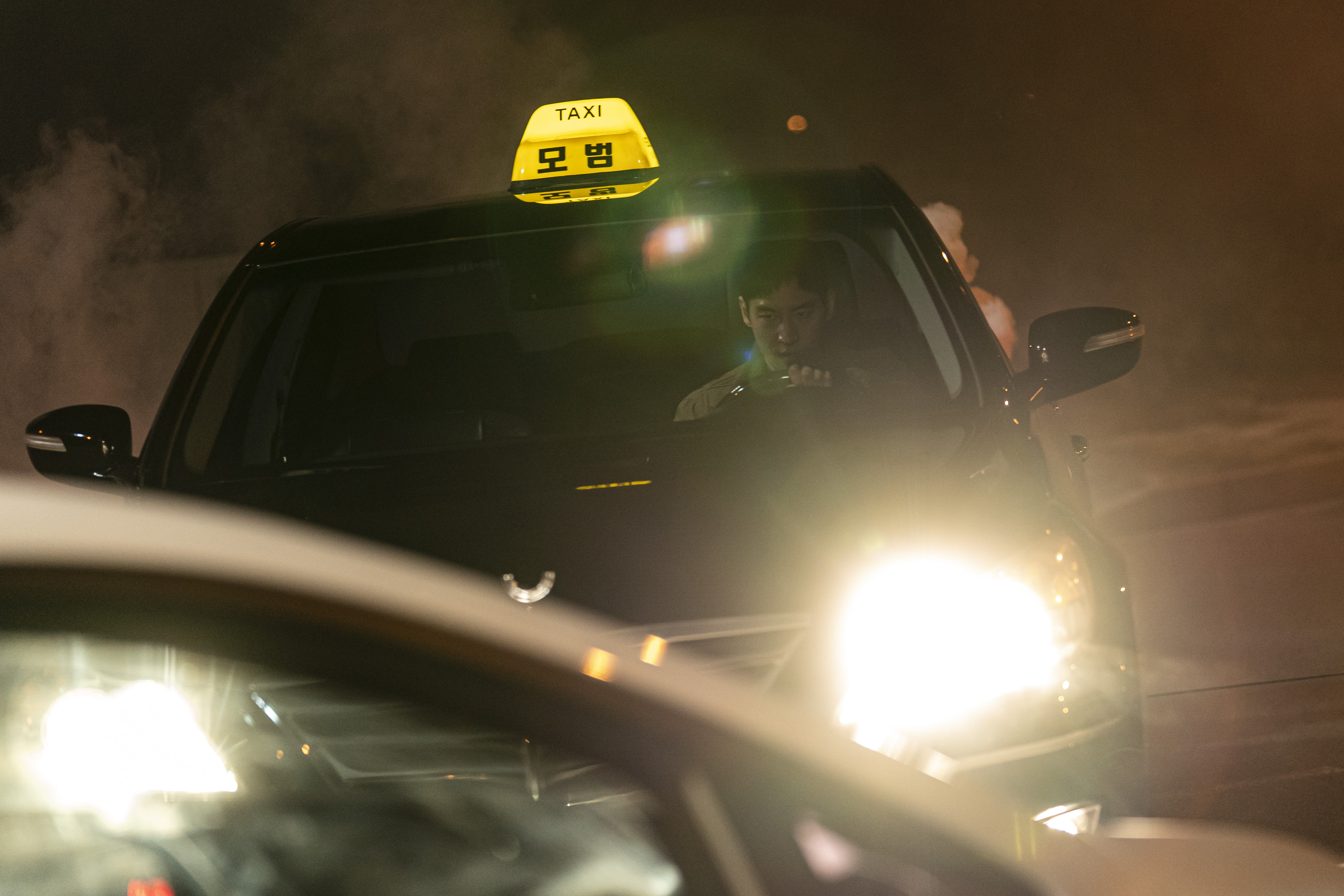 李帝勳在主演韓劇《模範計程車》以暴制暴代客復仇，兩季都開出開出高收視。（friDay影音提供）