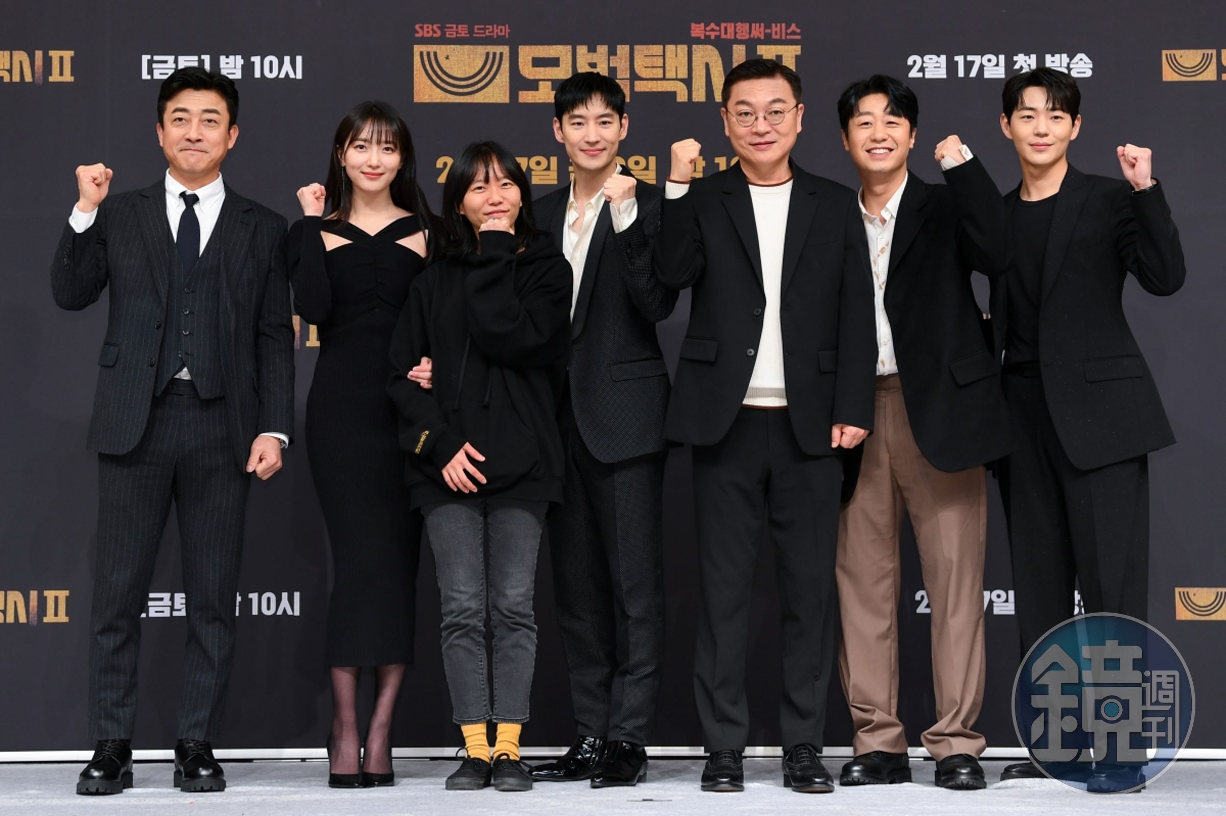 李帝勳（中）與張赫鎮（左起）、表藝珍、導演李丹、金義聖、裴侑藍、辛載夏出席《模範計程車》第2季記者會。（friDay影音提供）