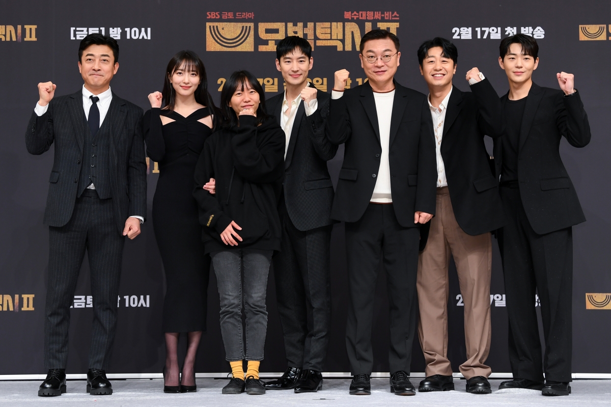 李帝勳（中）與張赫鎮（左起）、表藝珍、導演李丹、金義聖、裴侑藍、辛載夏出席《模範計程車》第2季記者會。（friDay影音提供）