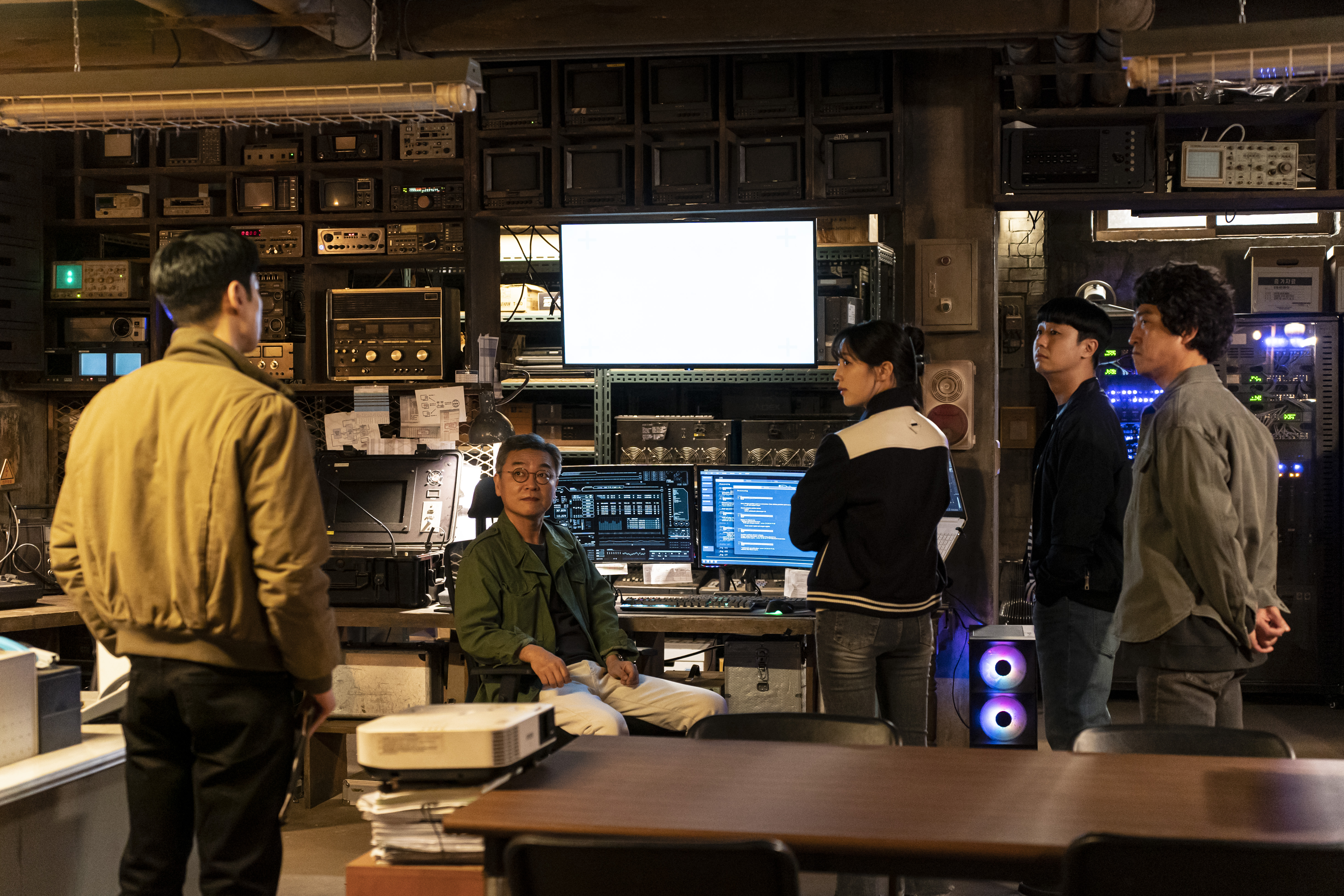 《模範計程車》五人幫李帝勳（左起）、金義聖、表藝珍、裴侑藍、張赫鎮接下委託後在祕密基地布局復仇計畫。（friDay影音提供）