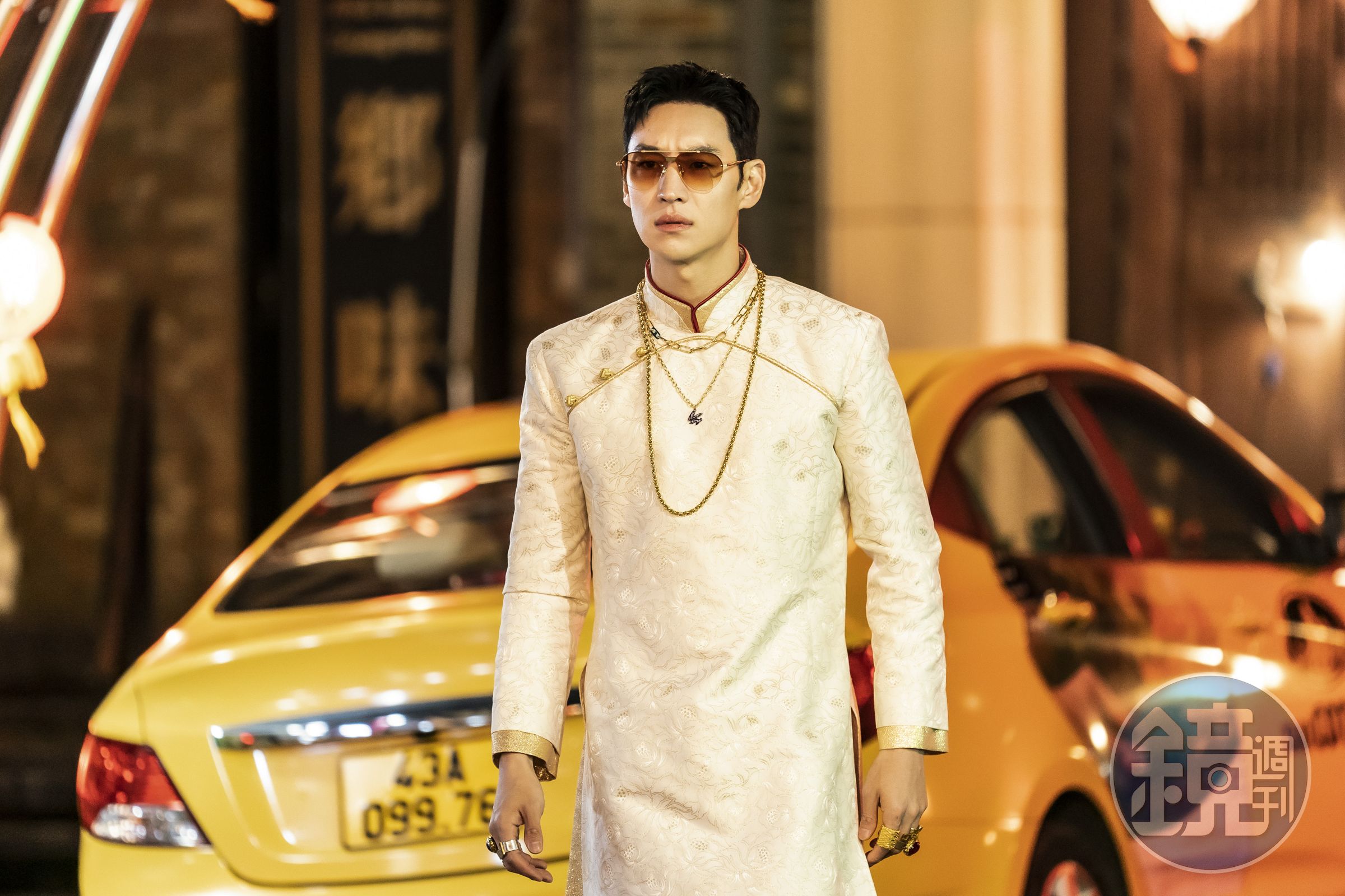 《模範計程車》第2季中李帝勳遠赴越南拍攝更換上當地風格服飾，該集取材自震撼亞洲的柬埔寨人口販賣事件。（friDay影音提供）