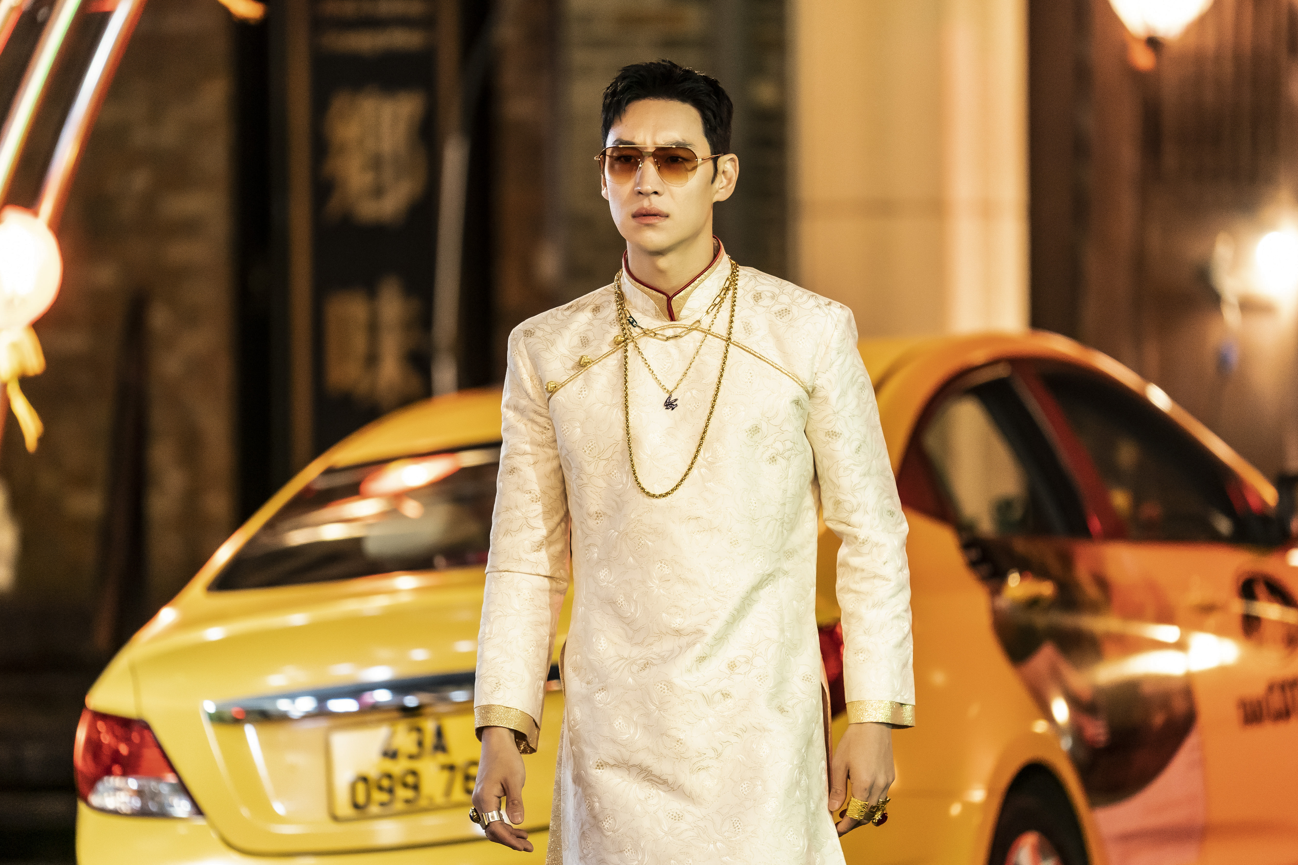 《模範計程車》第2季中李帝勳遠赴越南拍攝更換上當地風格服飾，該集取材自震撼亞洲的柬埔寨人口販賣事件。（friDay影音提供）