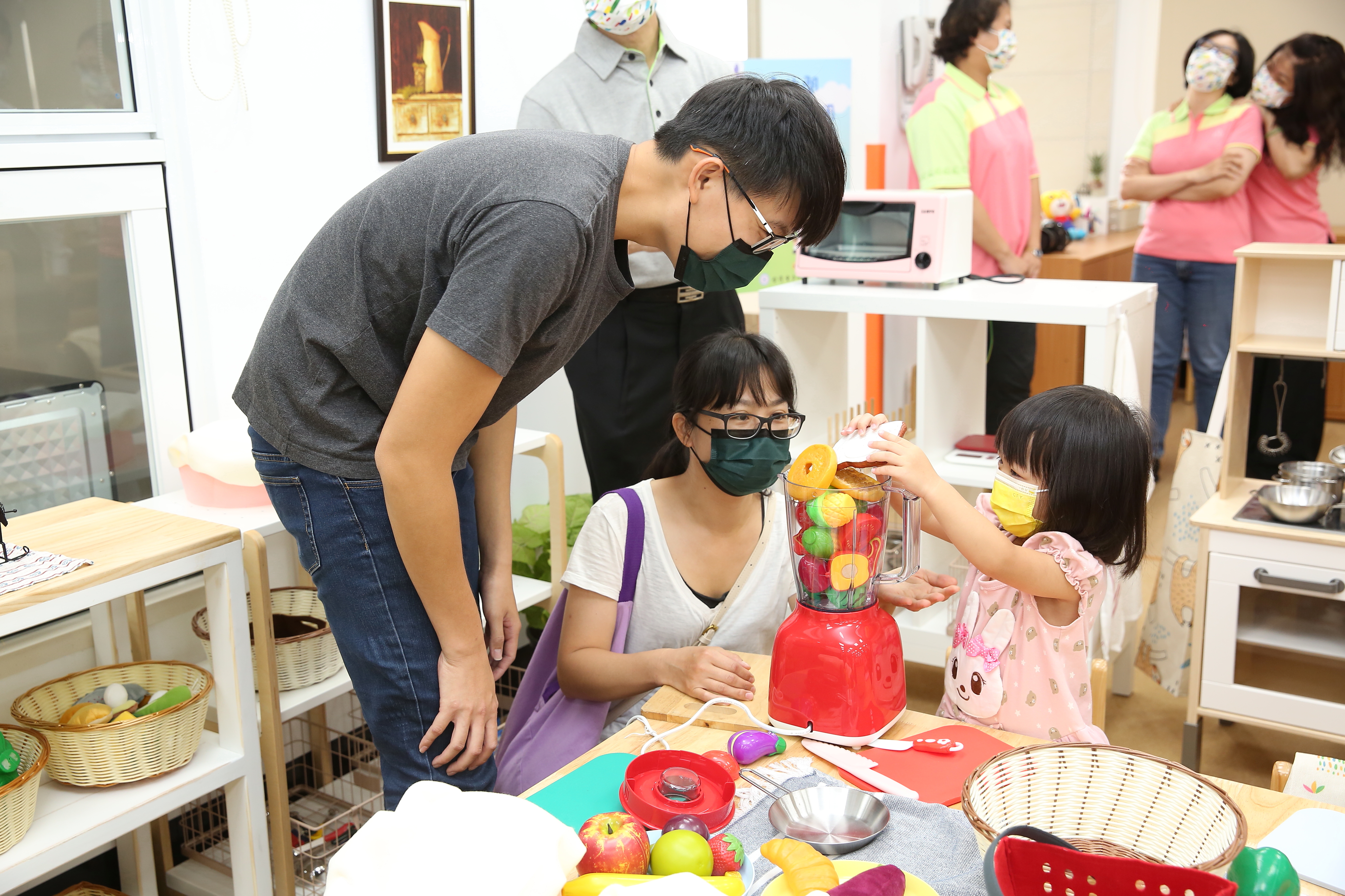 北市育有2子女的四口之家，加碼1.6倍後可月領8,000元補助。