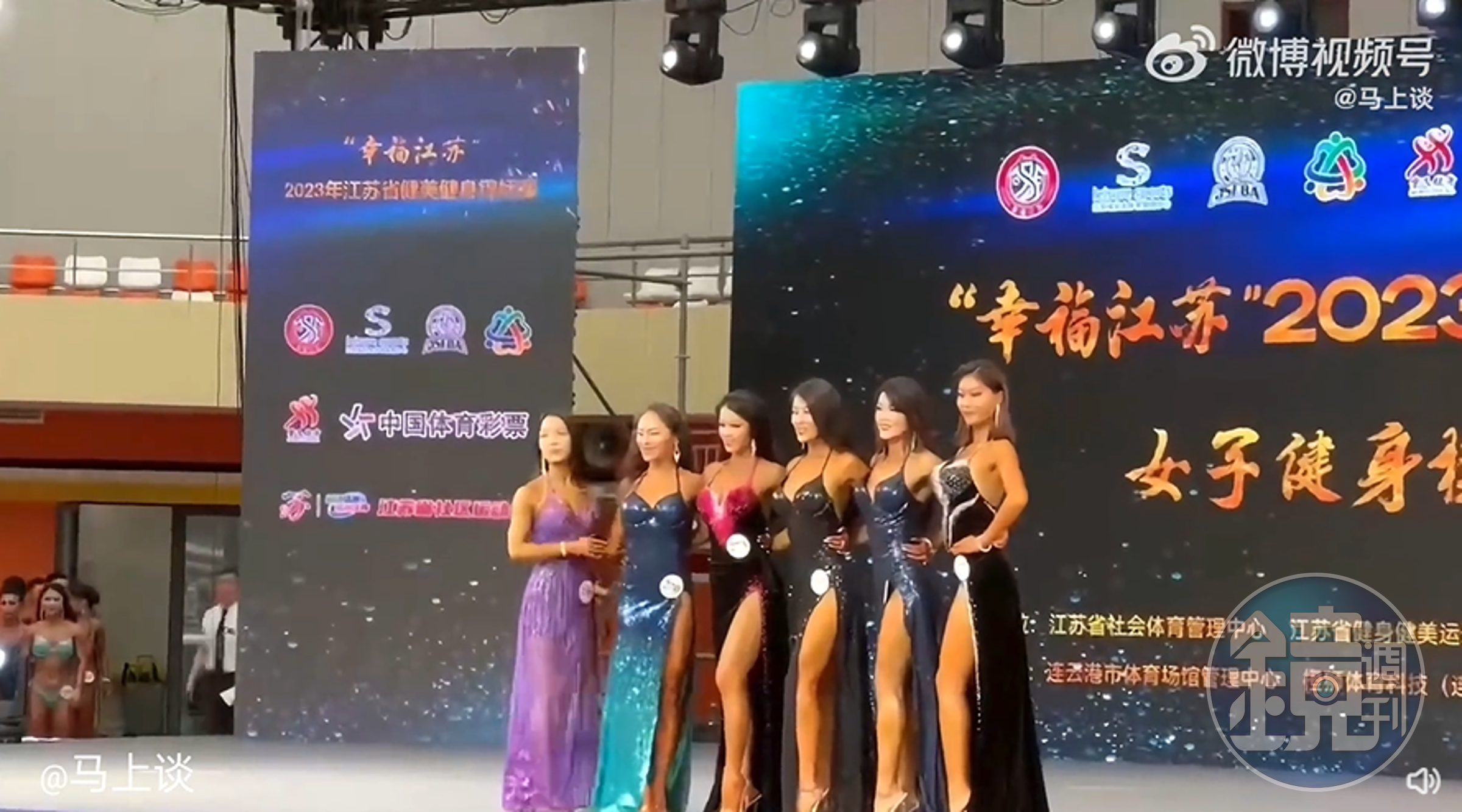 最慘潛規則？健美女賽後突向評審丟高跟鞋，網猜「被睡了還拿不到第一名」。（翻自推特）
