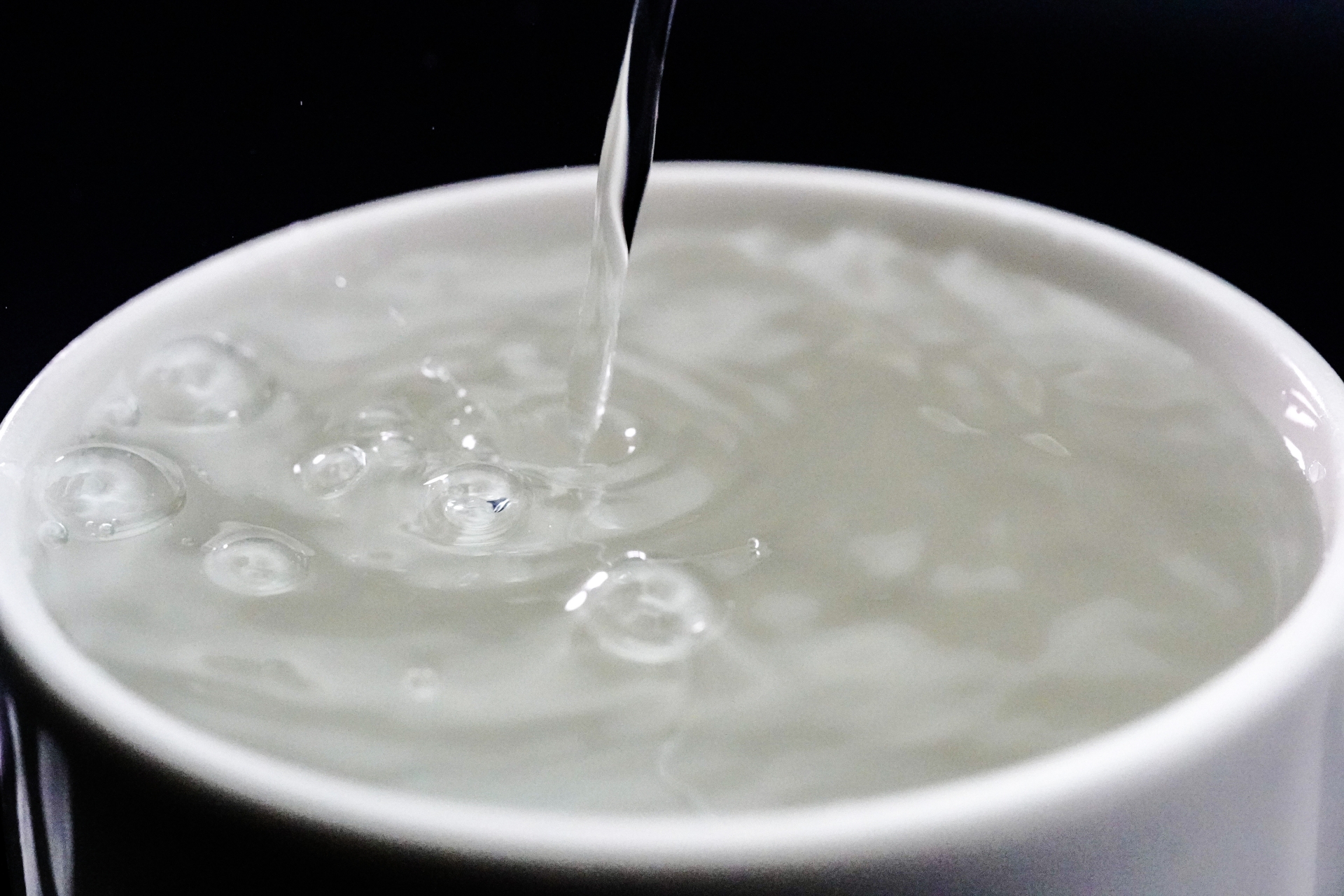 一名女子喝水發現「有怪味」，去醫院檢查竟發現胃跟肝已經糜爛。（示意圖，PhotoAC）