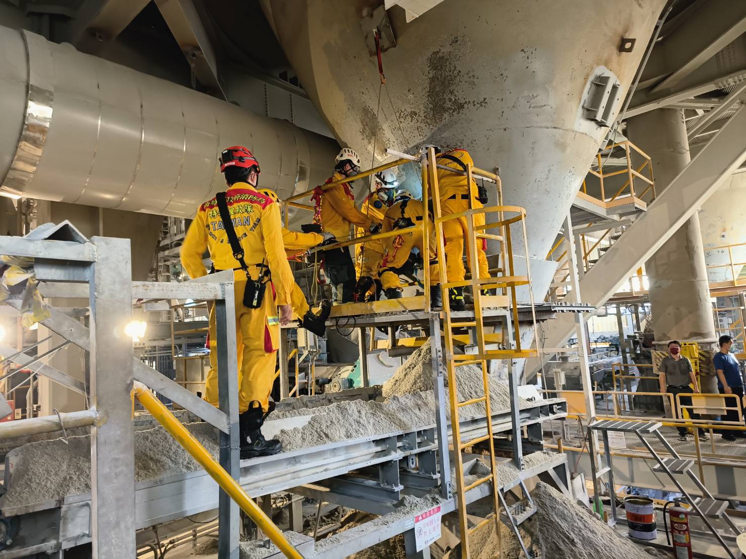 中聯資源公司發生2名工人不慎掉落爐石粉料槽，消防隊獲報搶救。（翻攝畫面）