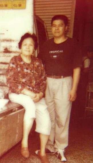 左為創立仙山仙草的吳細妹,在其子陳天智(右)回鄉接手前已呈現半退休狀態。(仙山仙草提供)
