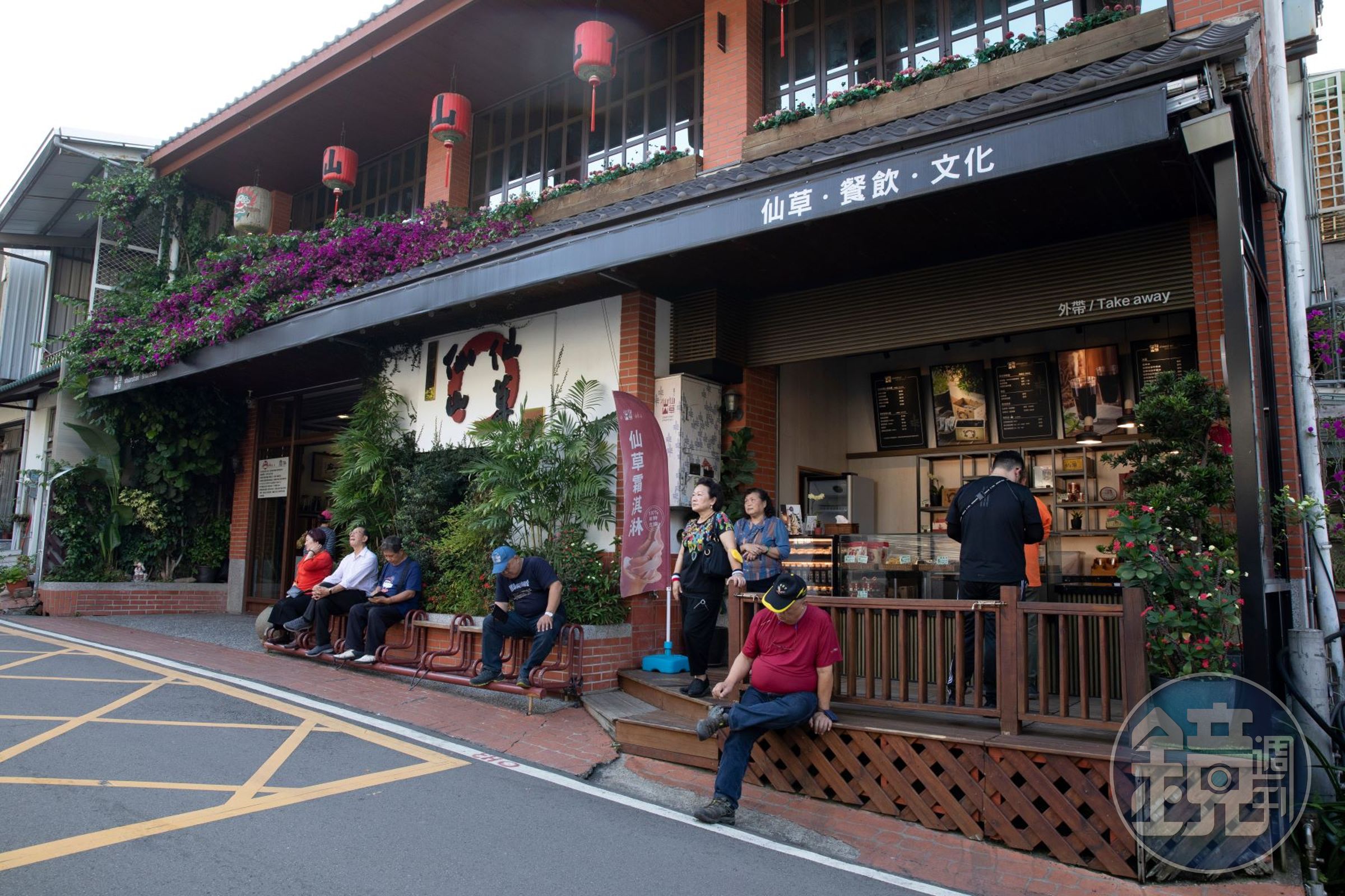 獅潭老街上,人氣最高的店家就屬仙山仙草,除了遊客外,由於店址位在台三線旁,因此重機和單車騎士也紛至踏來。