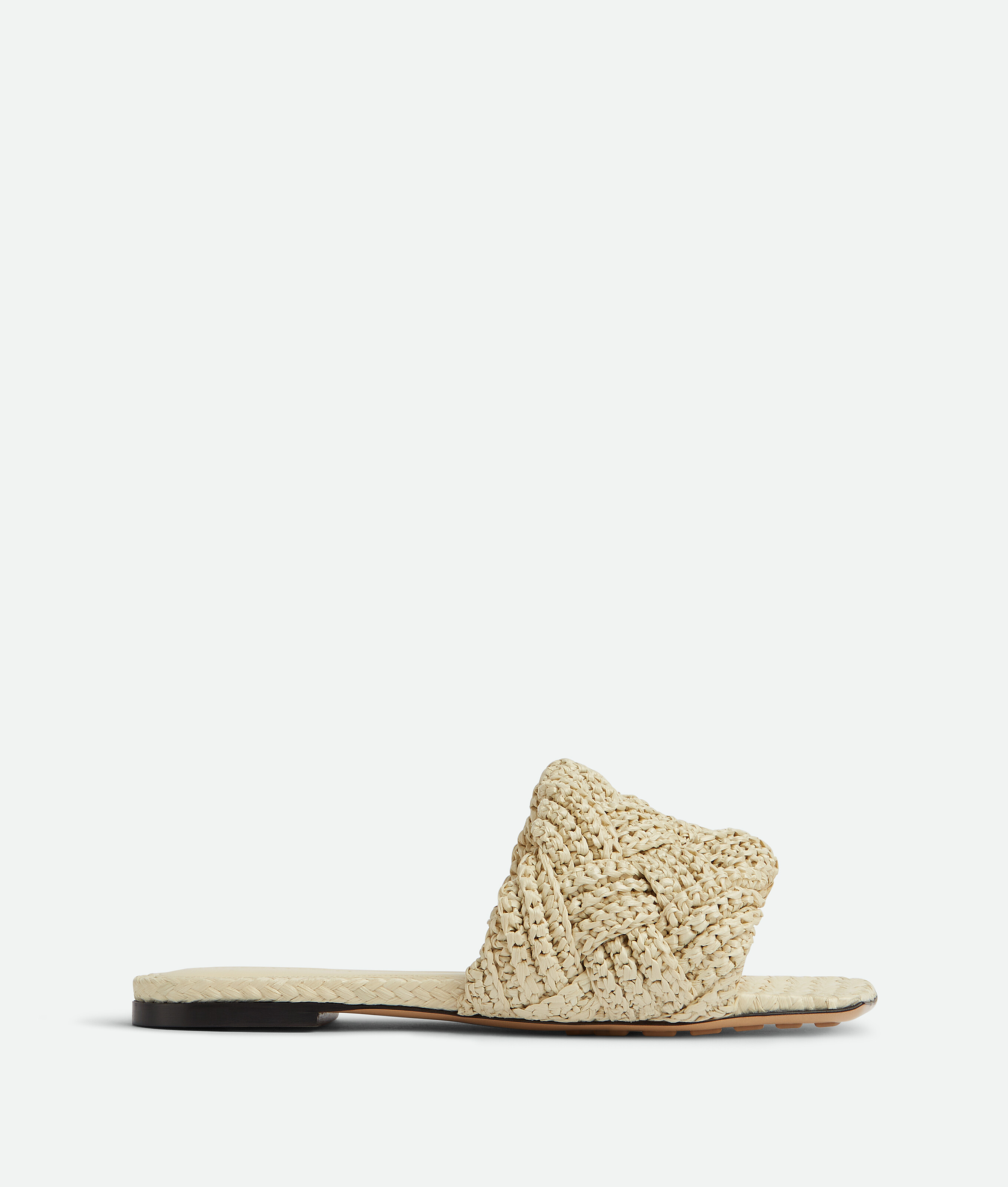白色Lido拉菲草編織涼鞋。NT$42,900（BOTTEGA VENETA提供）