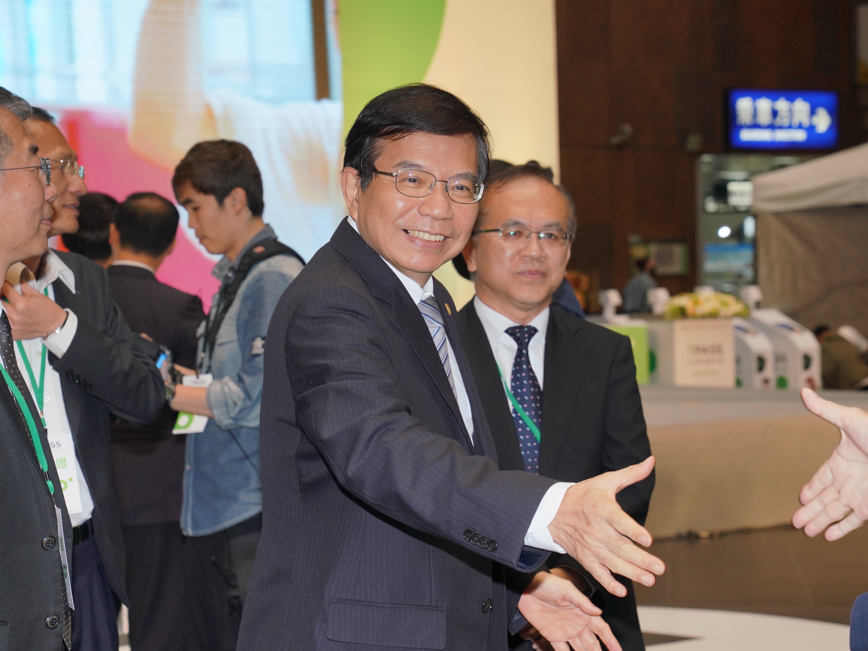 交通部長王國材今宣布，「不論距離汽機車須禮讓行走在斑馬線上的行人」暫緩實施。（本刊資料照）