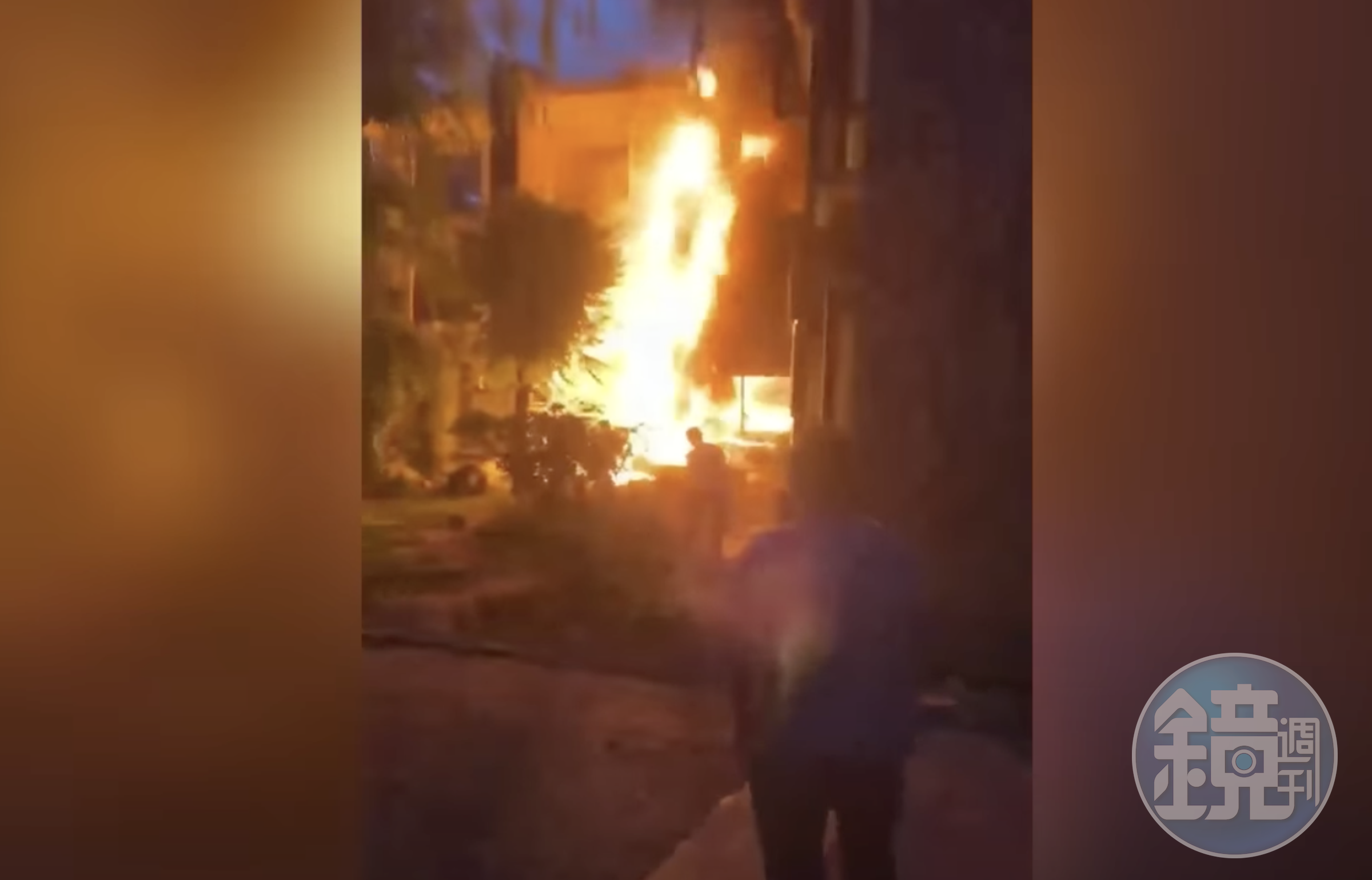 燒烤店1樓的瓦斯罐先爆炸,隨後引燃2樓的天然氣管道,現場冒出熊熊火勢。(翻攝自中國真實故事YouTube)