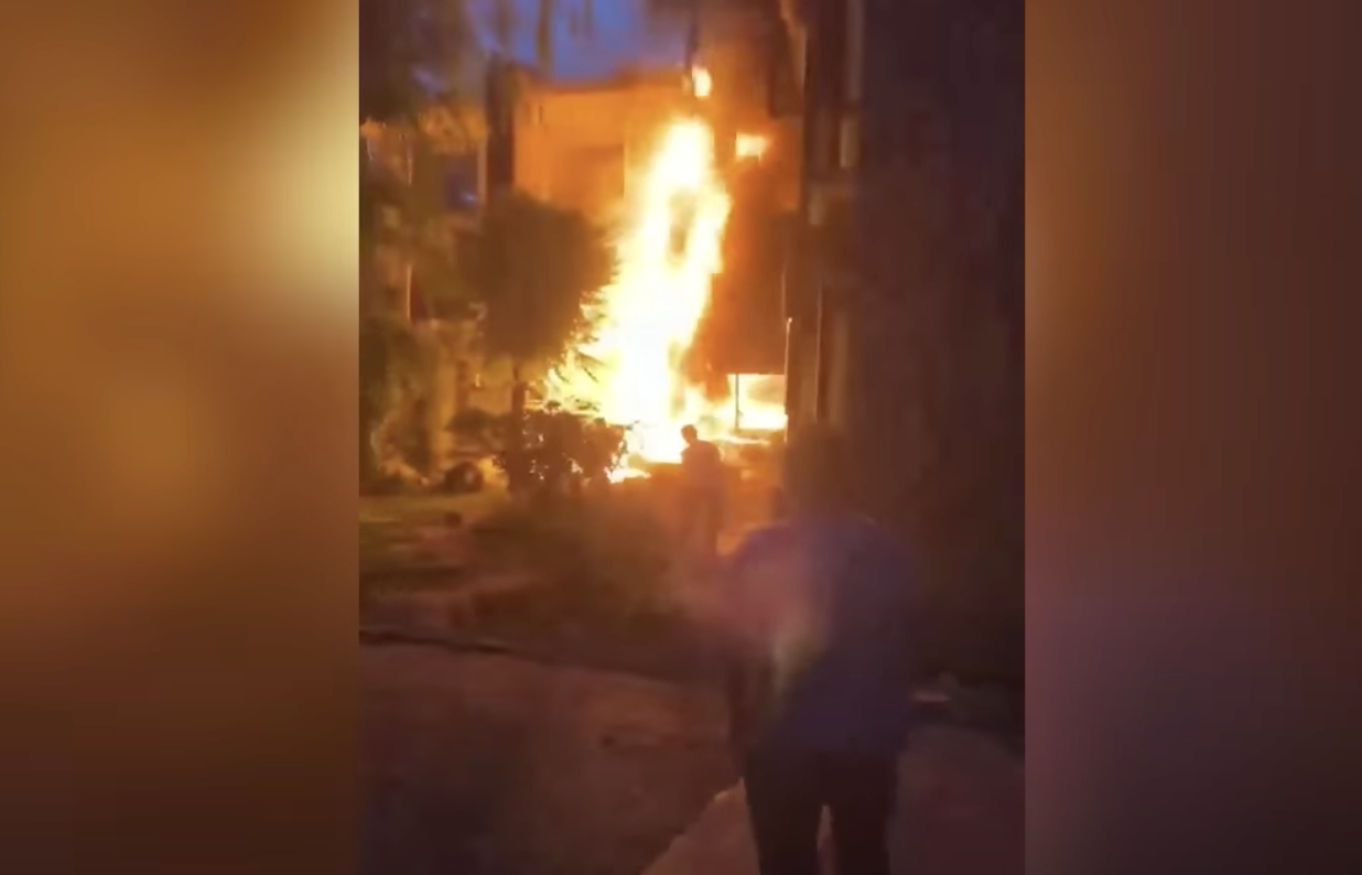 燒烤店1樓的瓦斯罐先爆炸，隨後引燃2樓的天然氣管道，現場冒出熊熊火勢。（翻攝自中國真實故事YouTube）