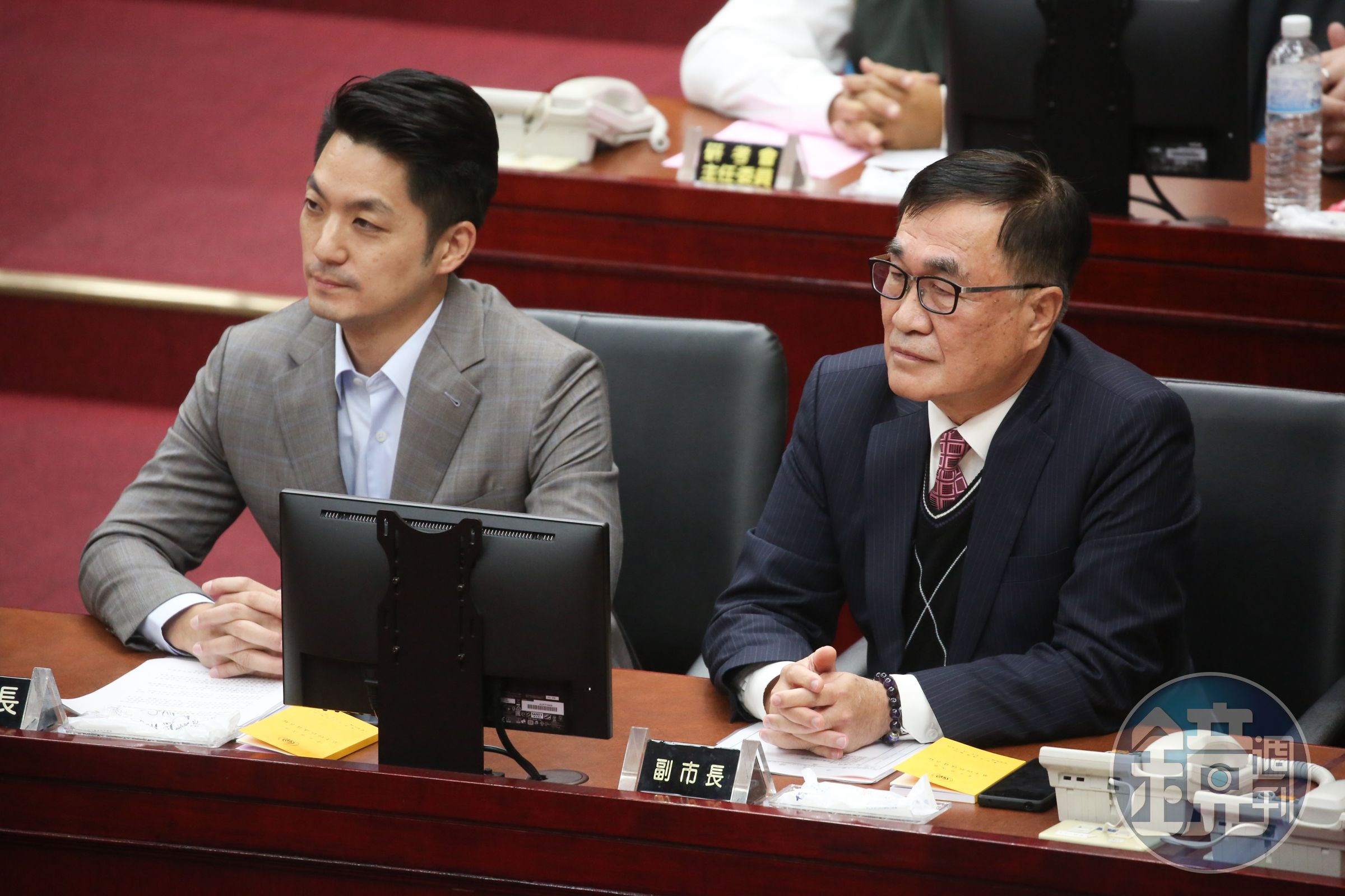 台北市副市長李四川（右）因不讓公務員參加記者會一事被質詢要求道歉，委屈發文請市民評理。（本刊資料照）