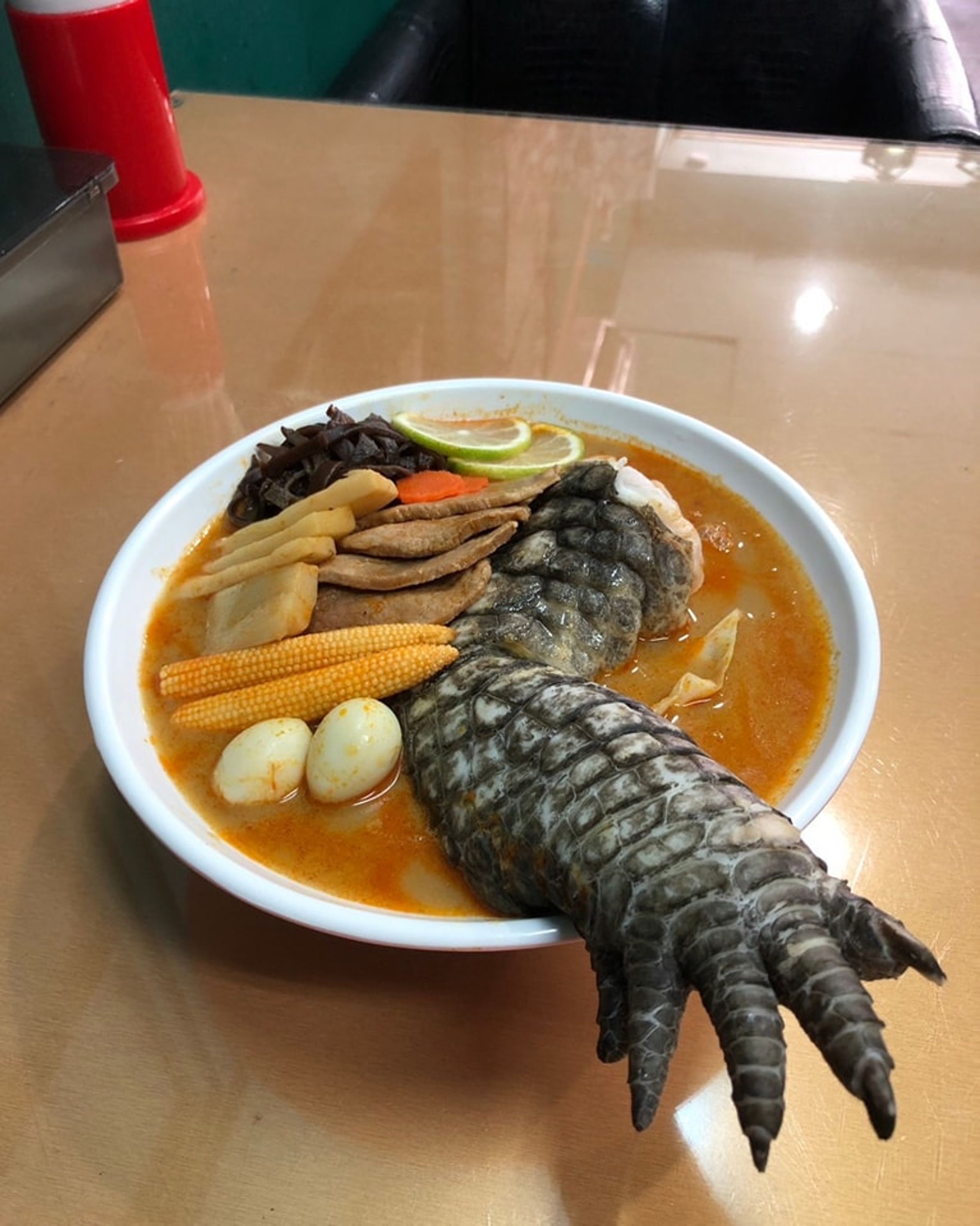「酷斯拉鱷魚拉麵」是限定款，每碗售價高達1,500元。（翻攝自女巫貓葵斗六店臉書）