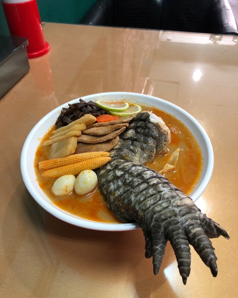 「酷斯拉鱷魚拉麵」是限定款,每碗售價高達1,500元。(翻攝自女巫貓葵斗六店臉書)