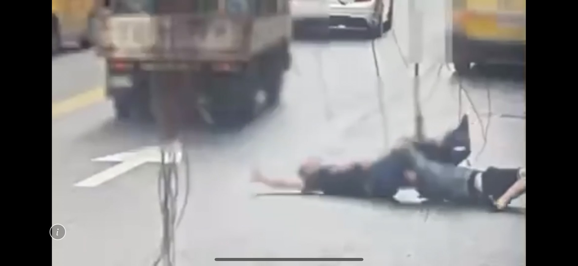 黃、毛兩人當街鬥毆，一路打到馬路上。（翻攝畫面）