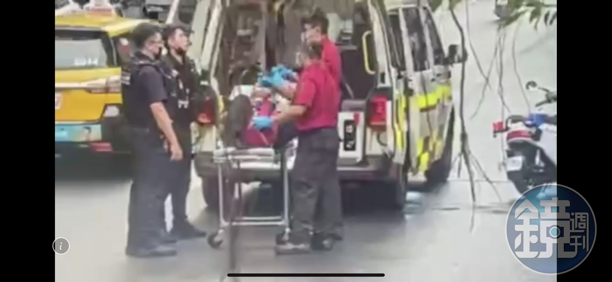 警消到場協助頭被打破的毛男送醫。(翻攝畫面)