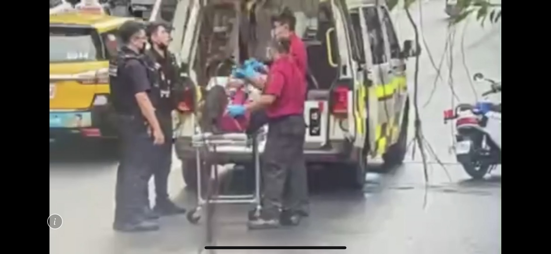 警消到場協助頭被打破的毛男送醫。（翻攝畫面）